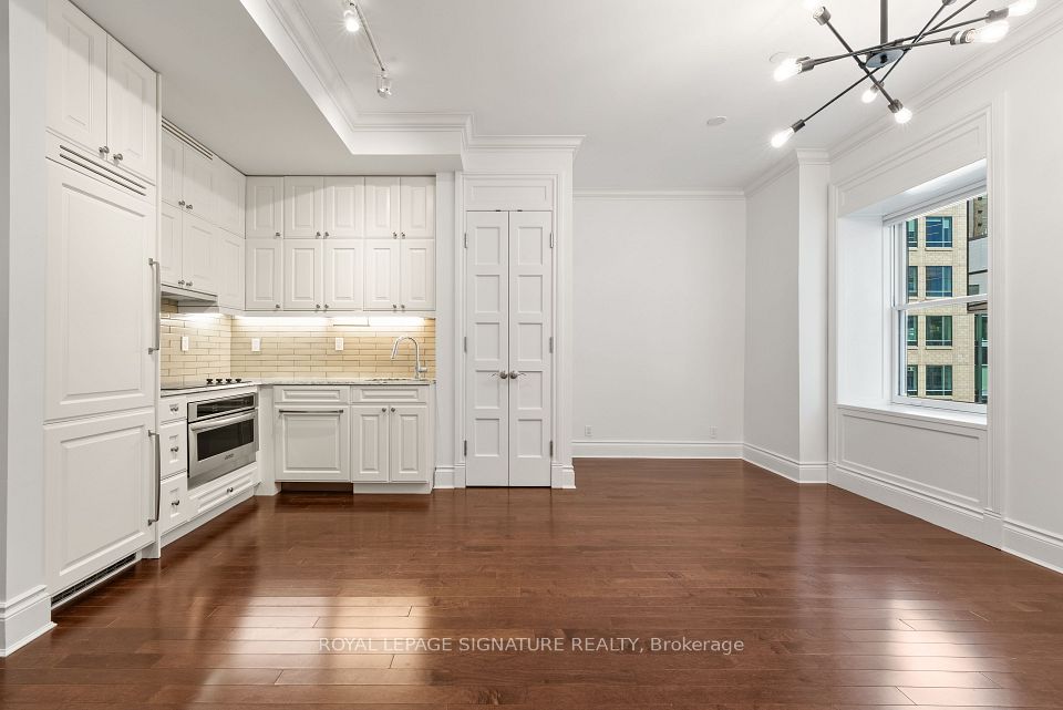 22 Leader Lane 542, Toronto, On M5e 0b2