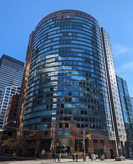 33 University Street 2405, Toronto, On M5j 2s7