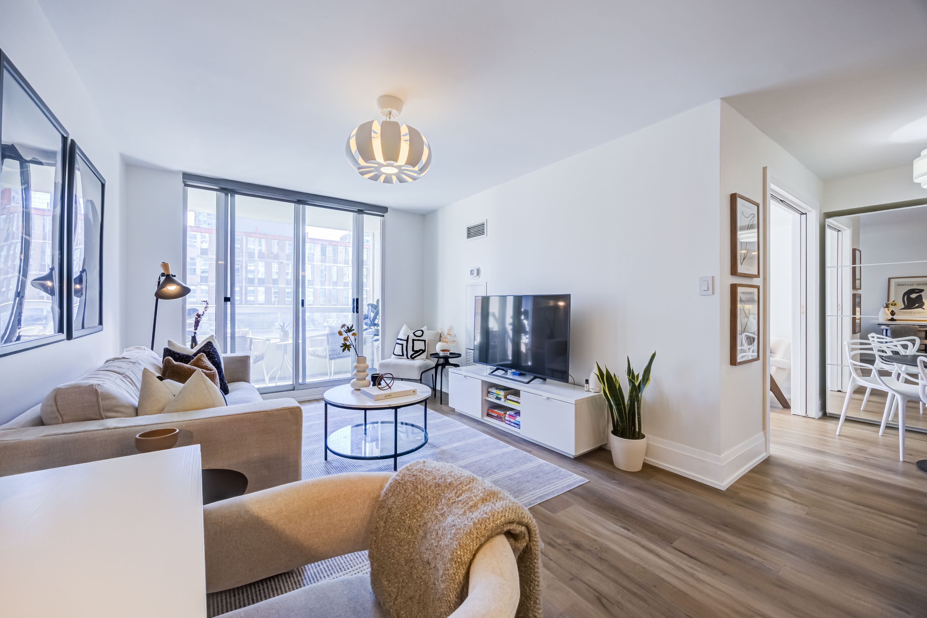 43 Eglinton Avenue 806, Toronto, On M4p 1a5