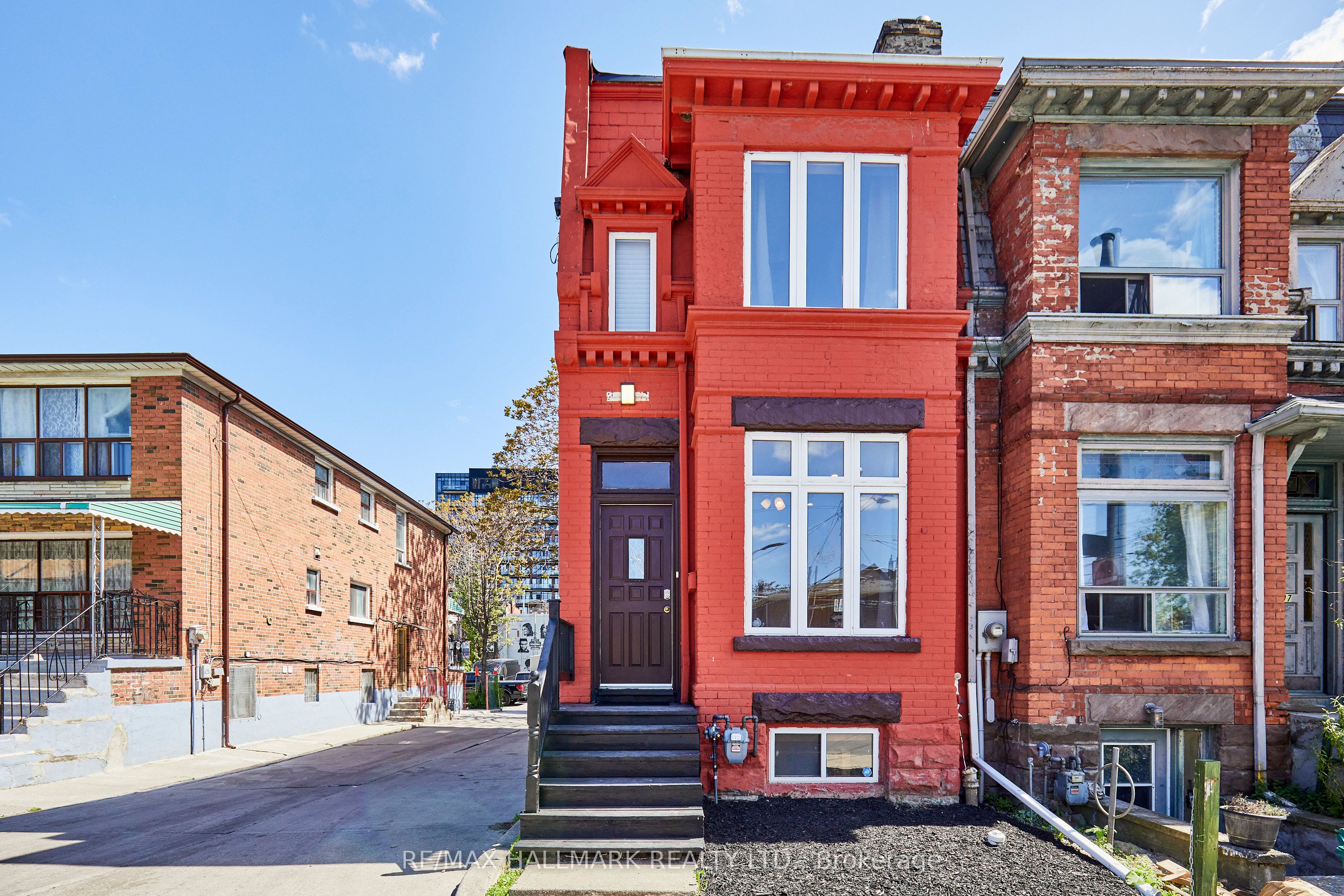 95 Wolseley Street, Toronto, On M5t 1a4