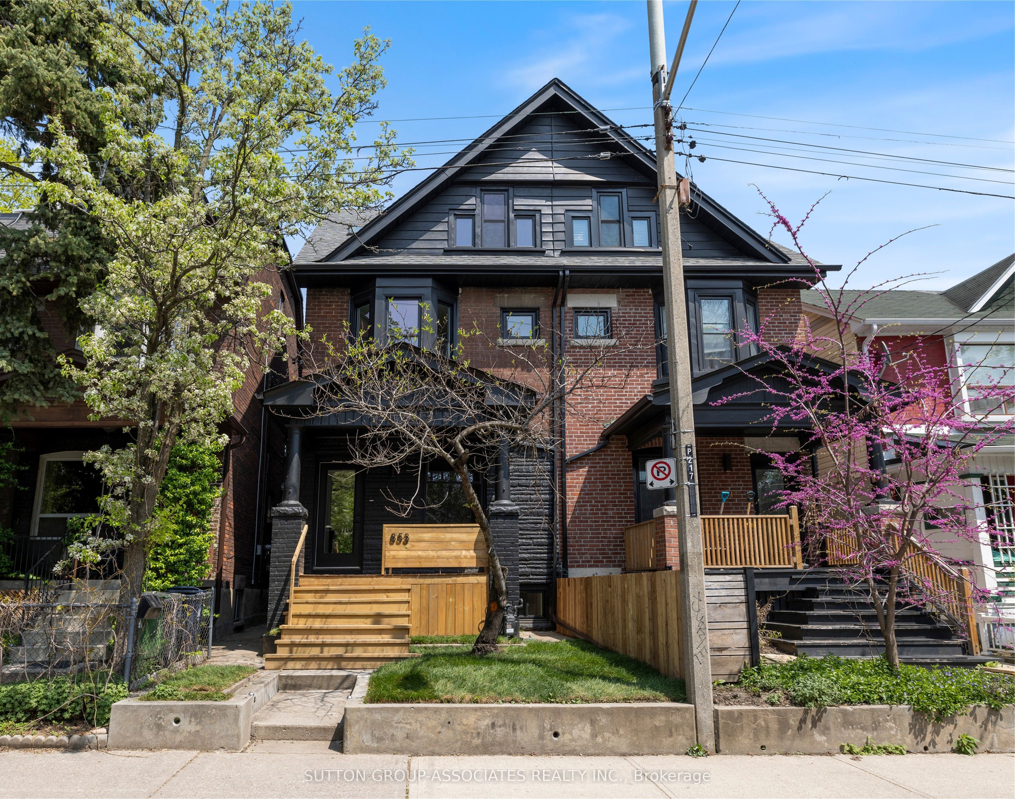 853 Manning Avenue, Toronto, On M6g 2x1