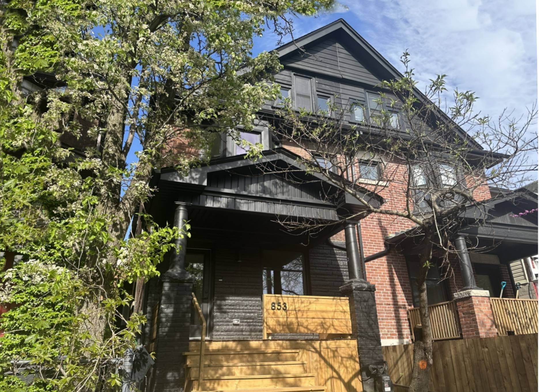 853 Manning Avenue, Toronto, On M6g 2x1