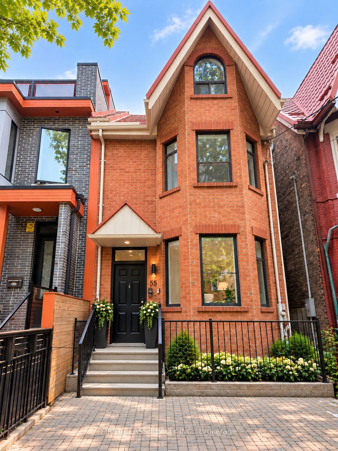 55 Huron Street Lower, Toronto, On M5t 2a6