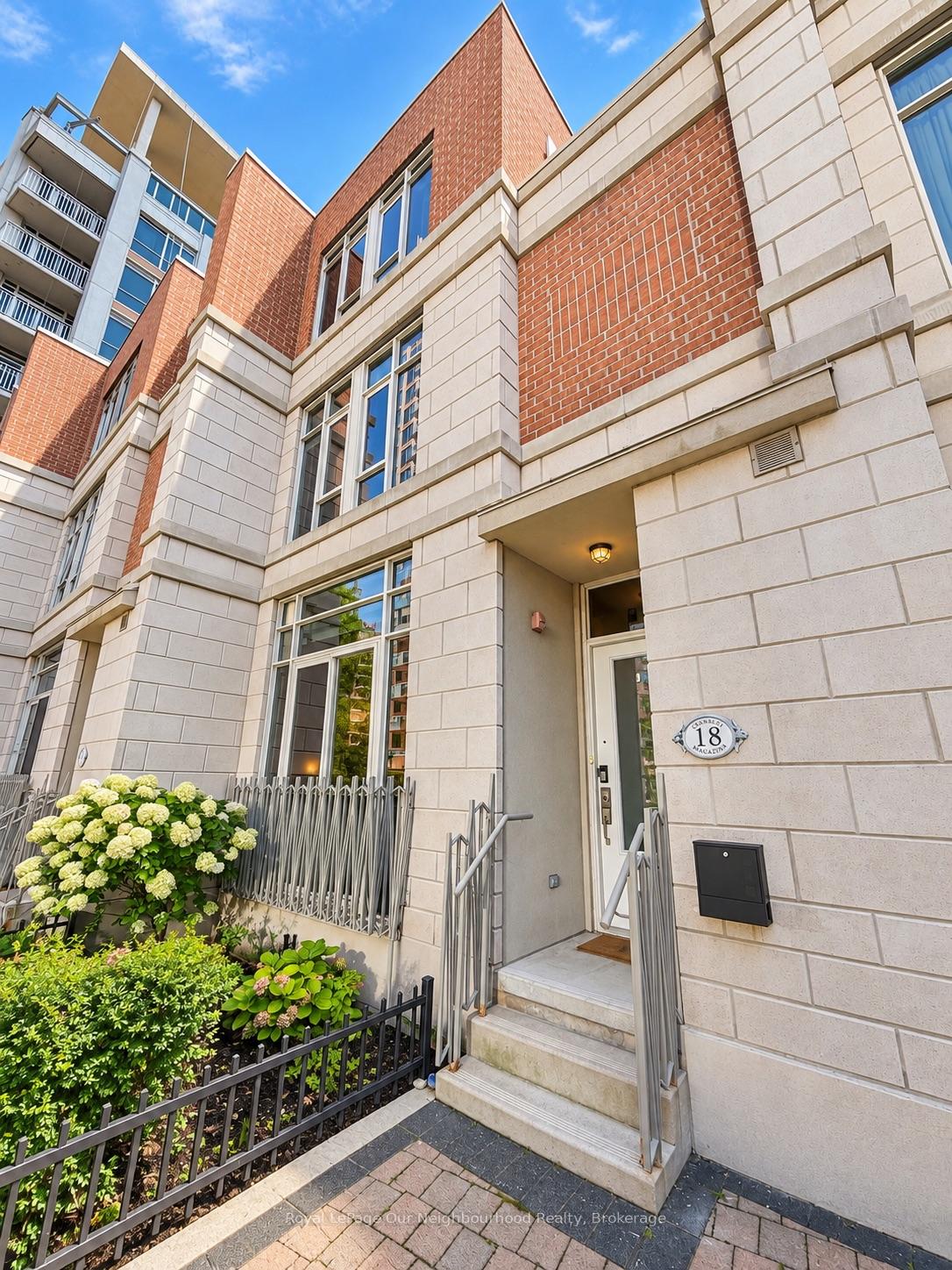18 Grand Magazine Street Th8, Toronto, On M5v 1b4