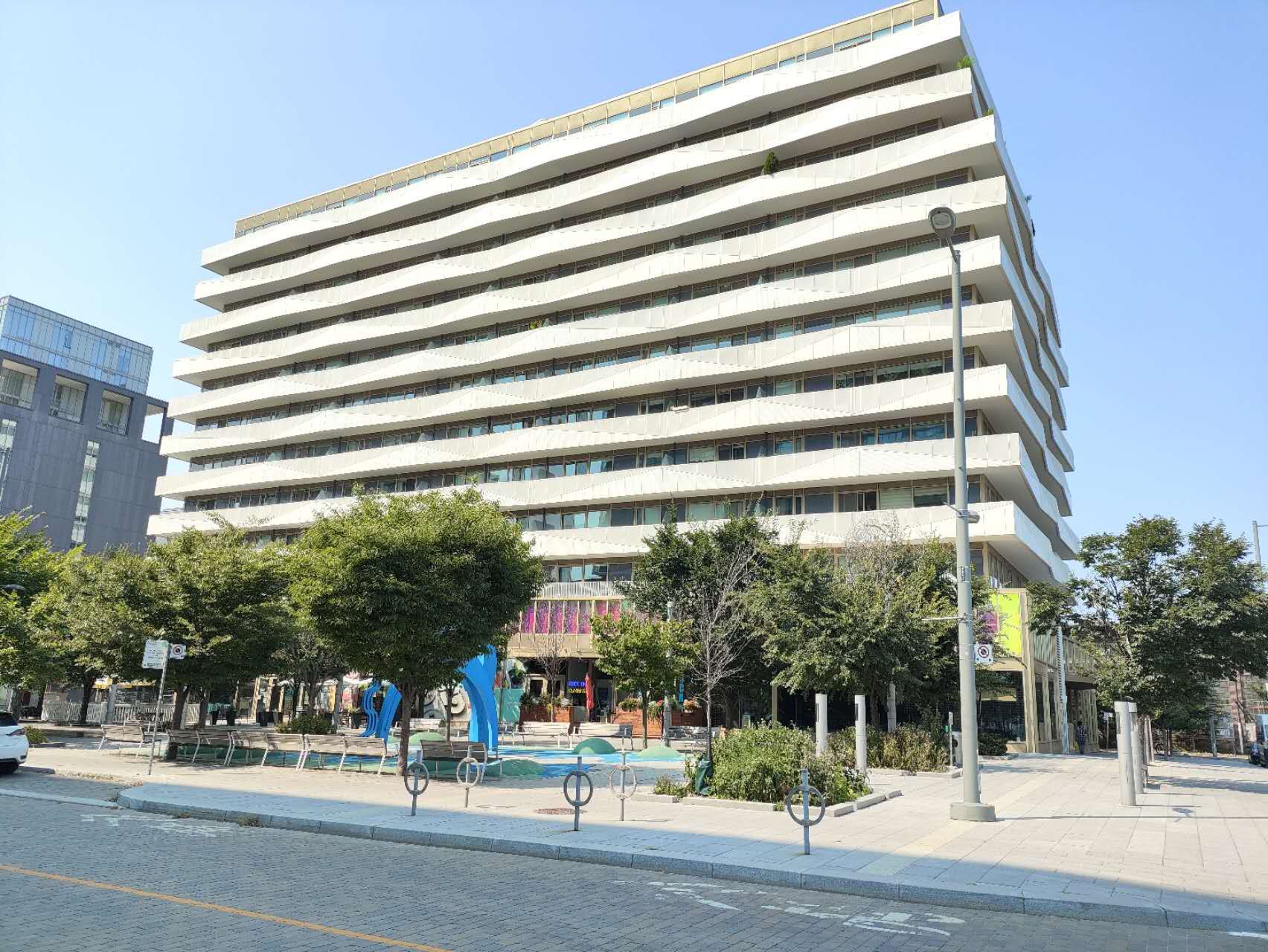 60 Tannery Road 905, Toronto, On M5a 0s8