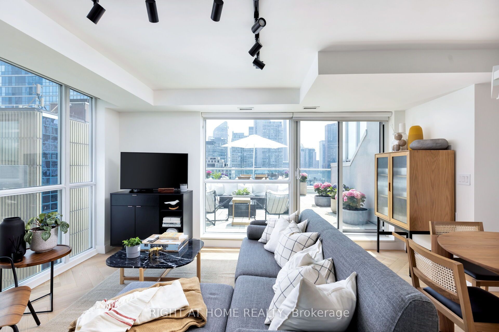96 St Patrick Street Ph8, Toronto, On M5t 1v2