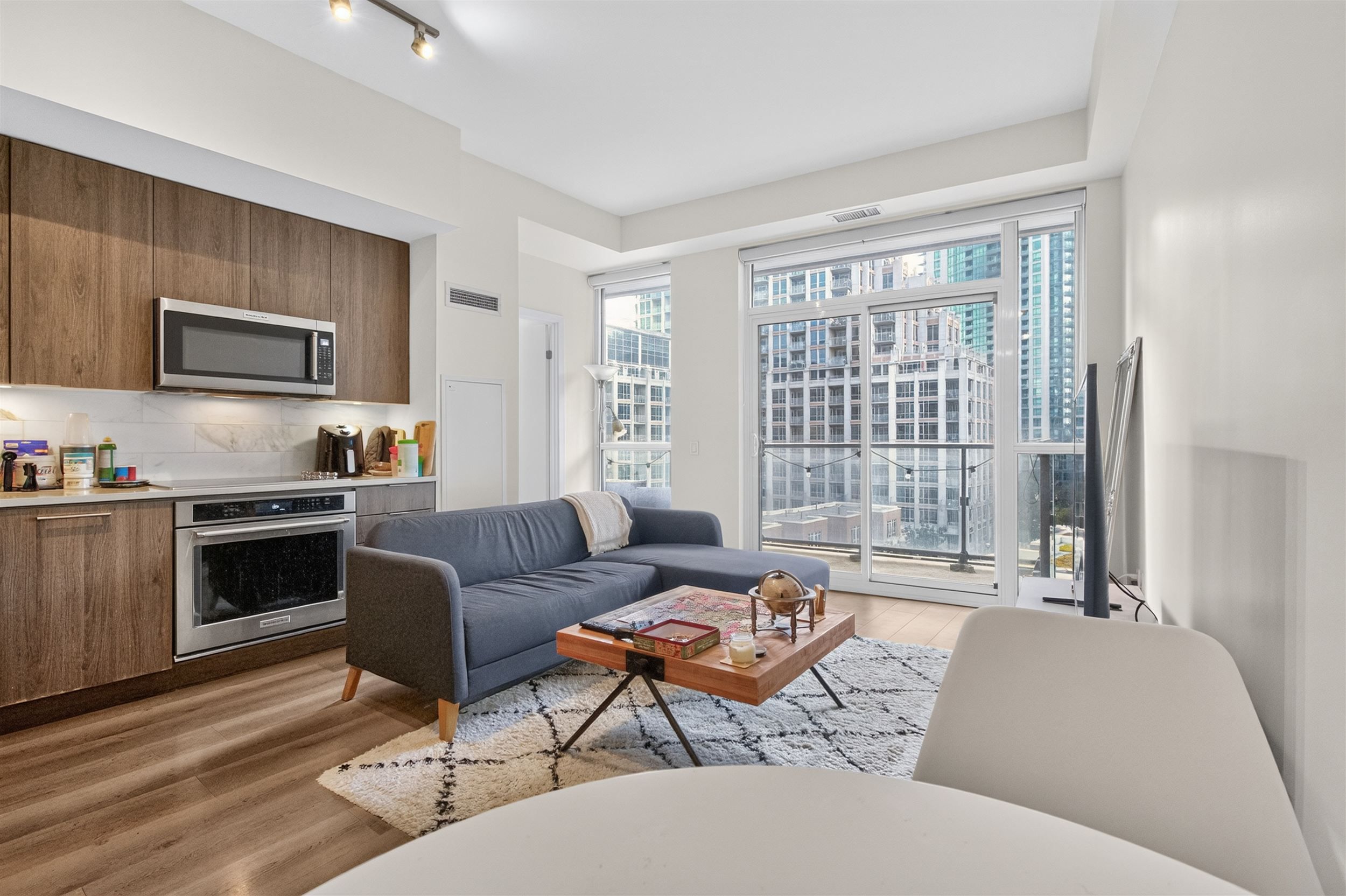 38 Iannuzzi Street 721, Toronto, On M5v 0s2