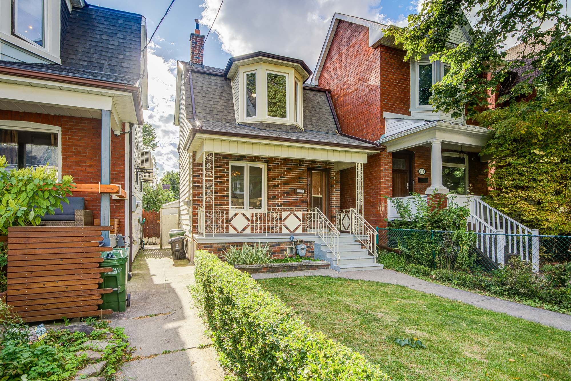 912 Manning Avenue, Toronto, On M6g 2x4