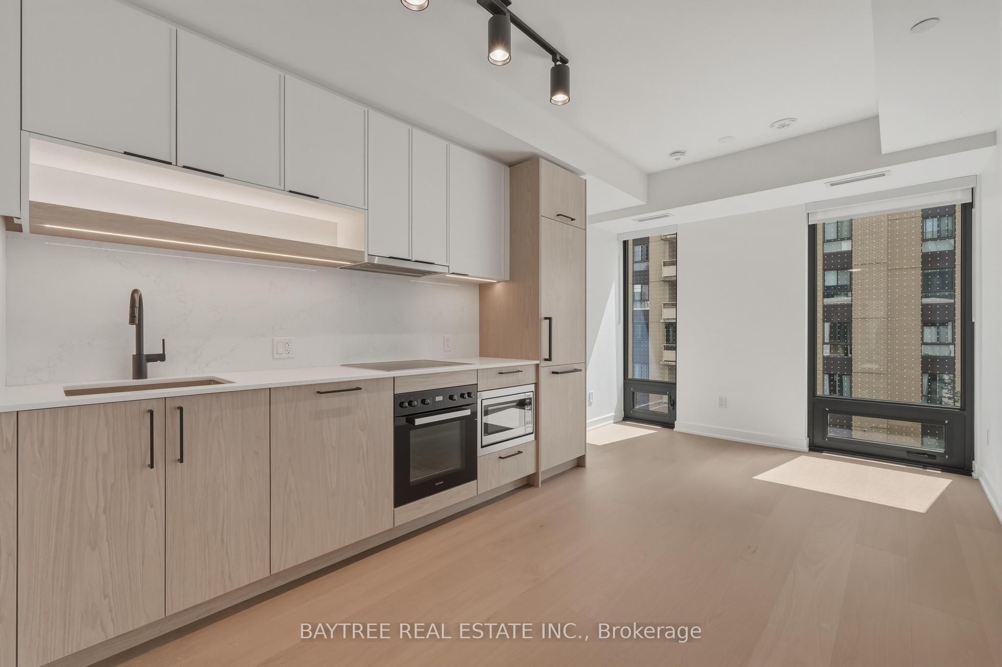 91 Montclair Avenue 705, Toronto, On M5p 0a9