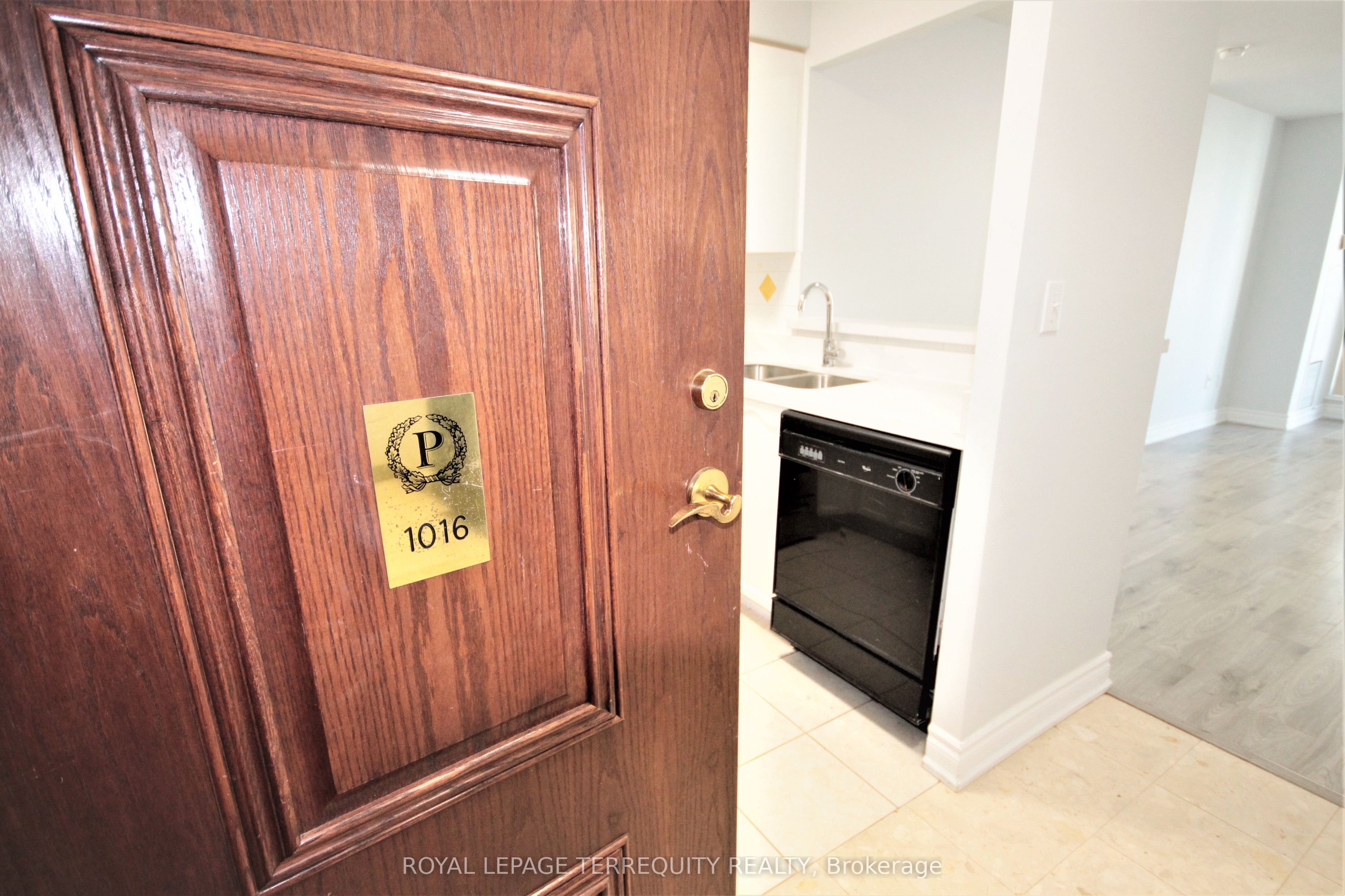 39 Pemberton Avenue 1016, Toronto, On M2m 4l6