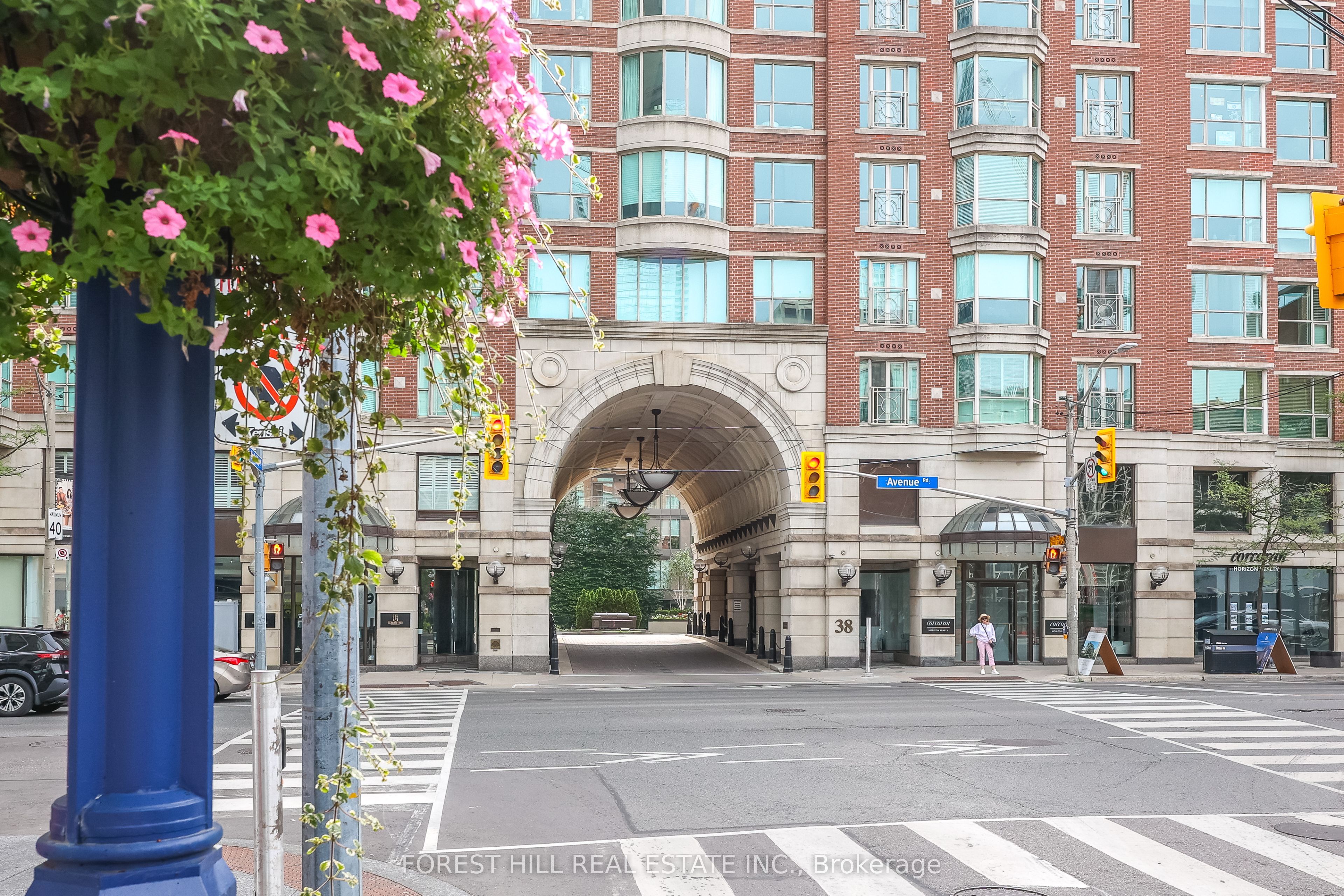 38 Avenue Road 305, Toronto, On M5r 2g2