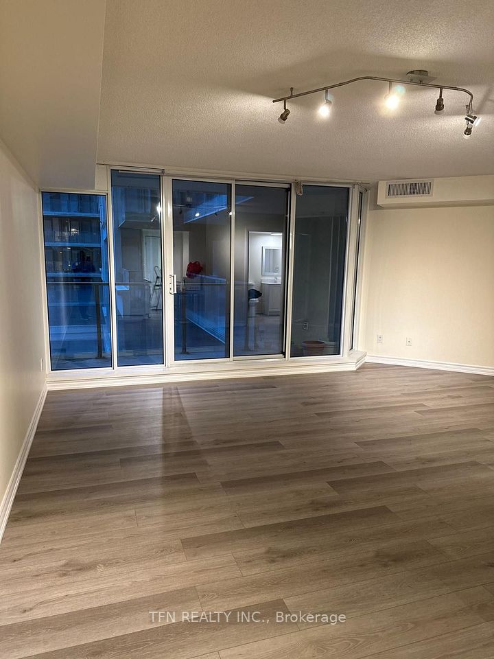 111 Elizabeth Street, Toronto, On M5g 1p7