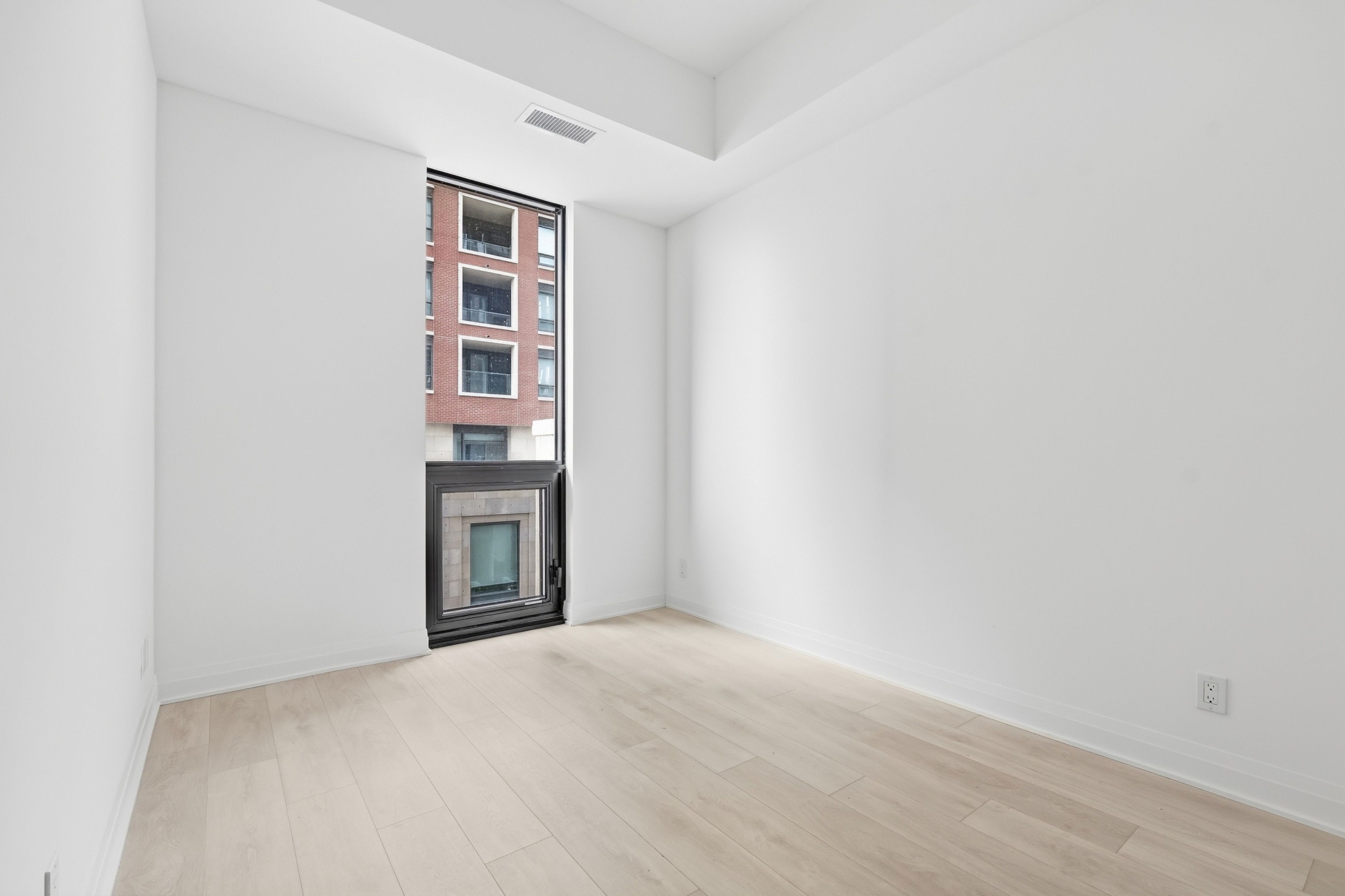 25 Frederick Todd Way 206, Toronto, On M4g 0c6