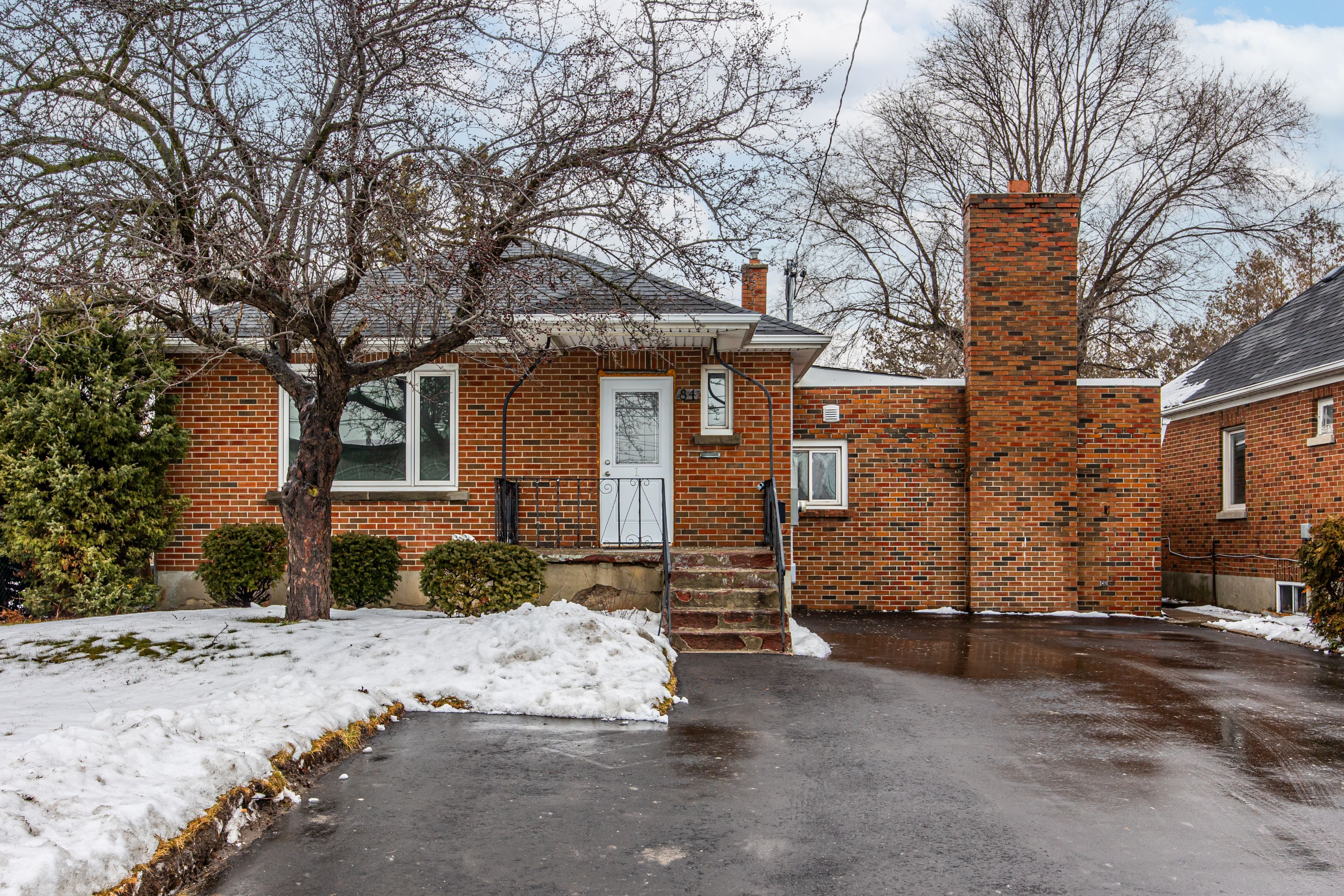 84 Taunton Road W, Oshawa, On L1g 3t2