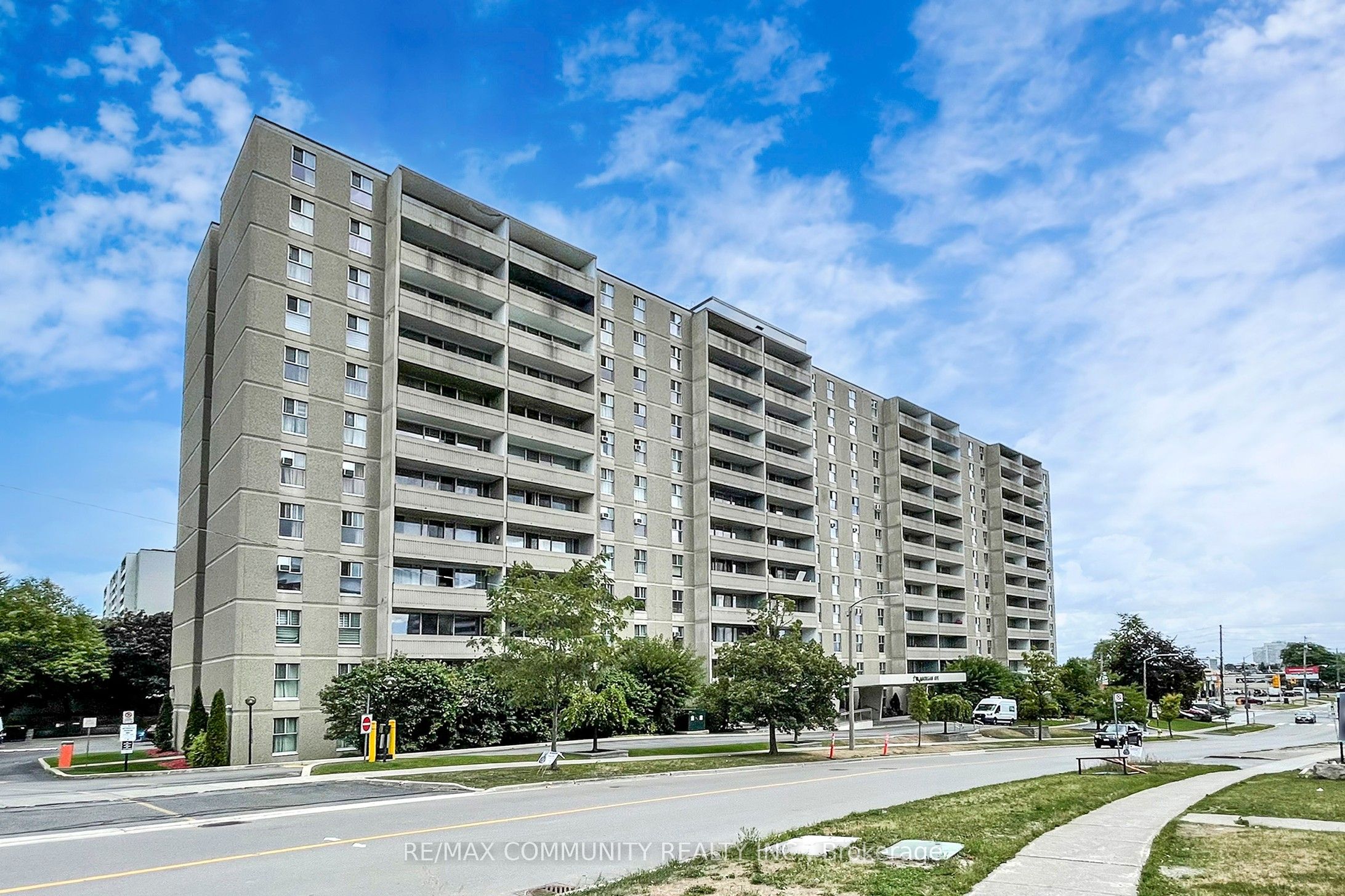 2 Glamorgan Avenue N 213, Toronto, On M1p 2m8