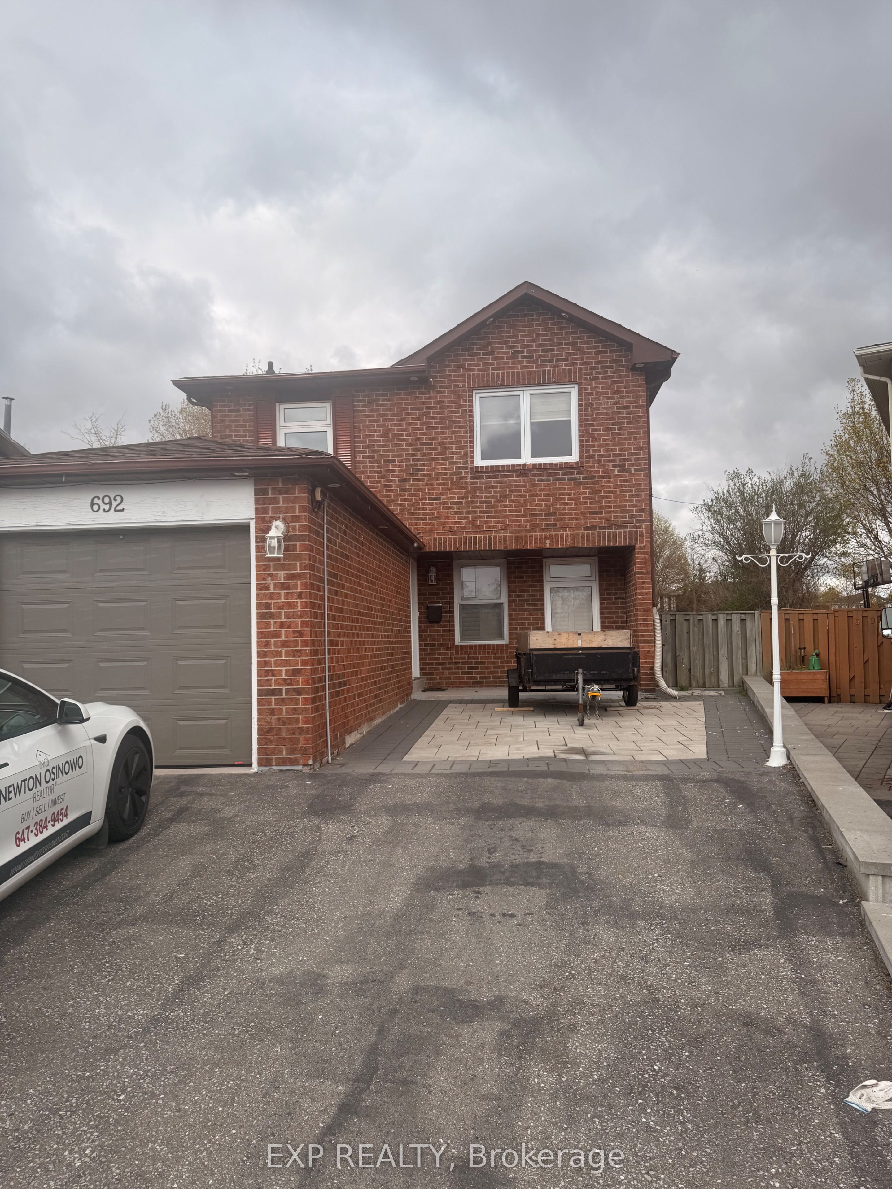 692 Sultana Square, Pickering, On L1v 3y3