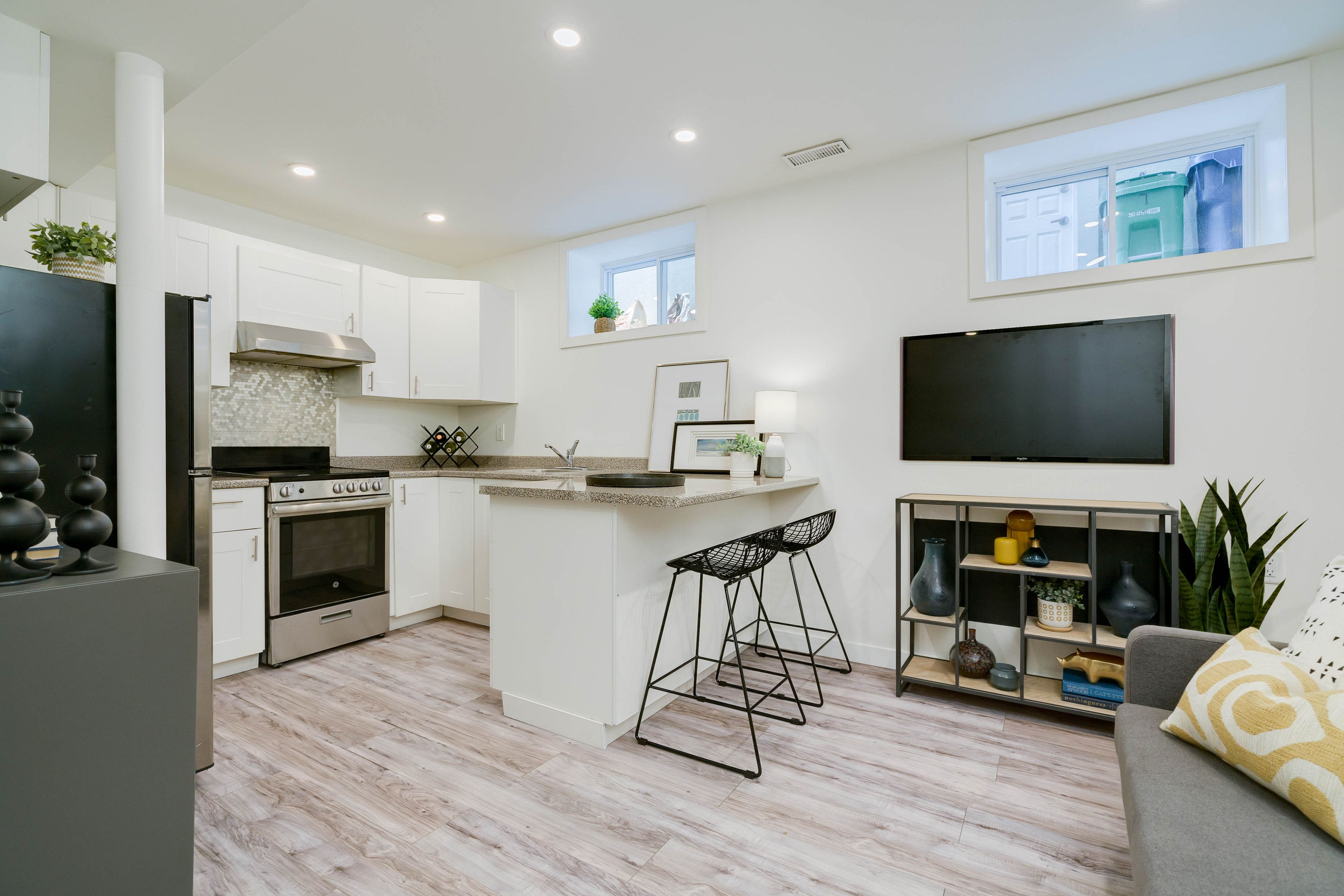 27 Coleridge Avenue Lower, Toronto, On M4c 4h4