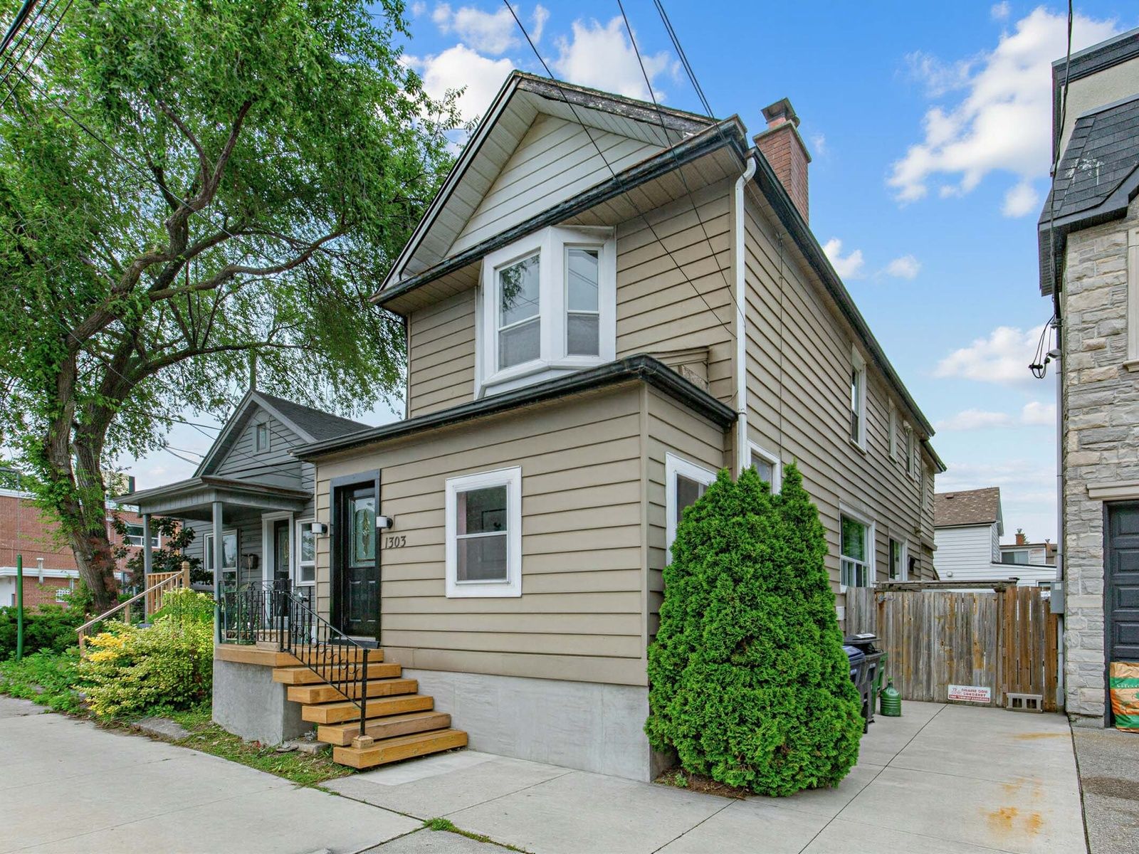 1303 Woodbine Avenue, Toronto, On M4c 4e8