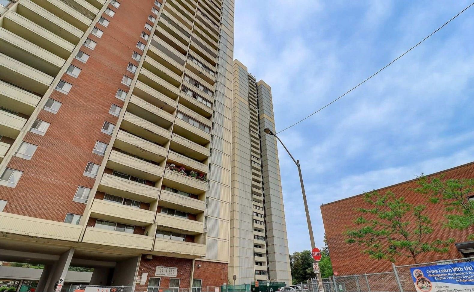 3 Massey Square 906, Toronto, On M4c 5l5