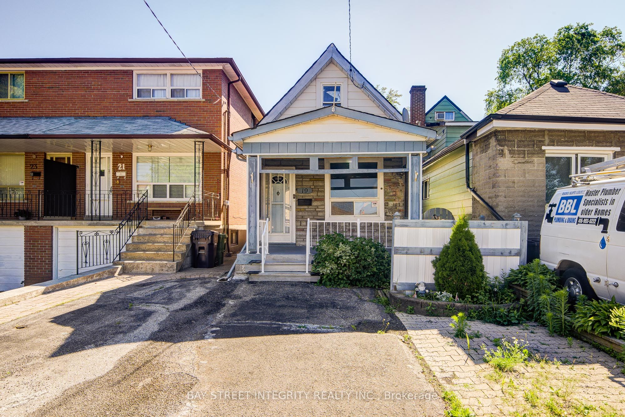 19 Robinson Avenue, Toronto, On M1l 3s8