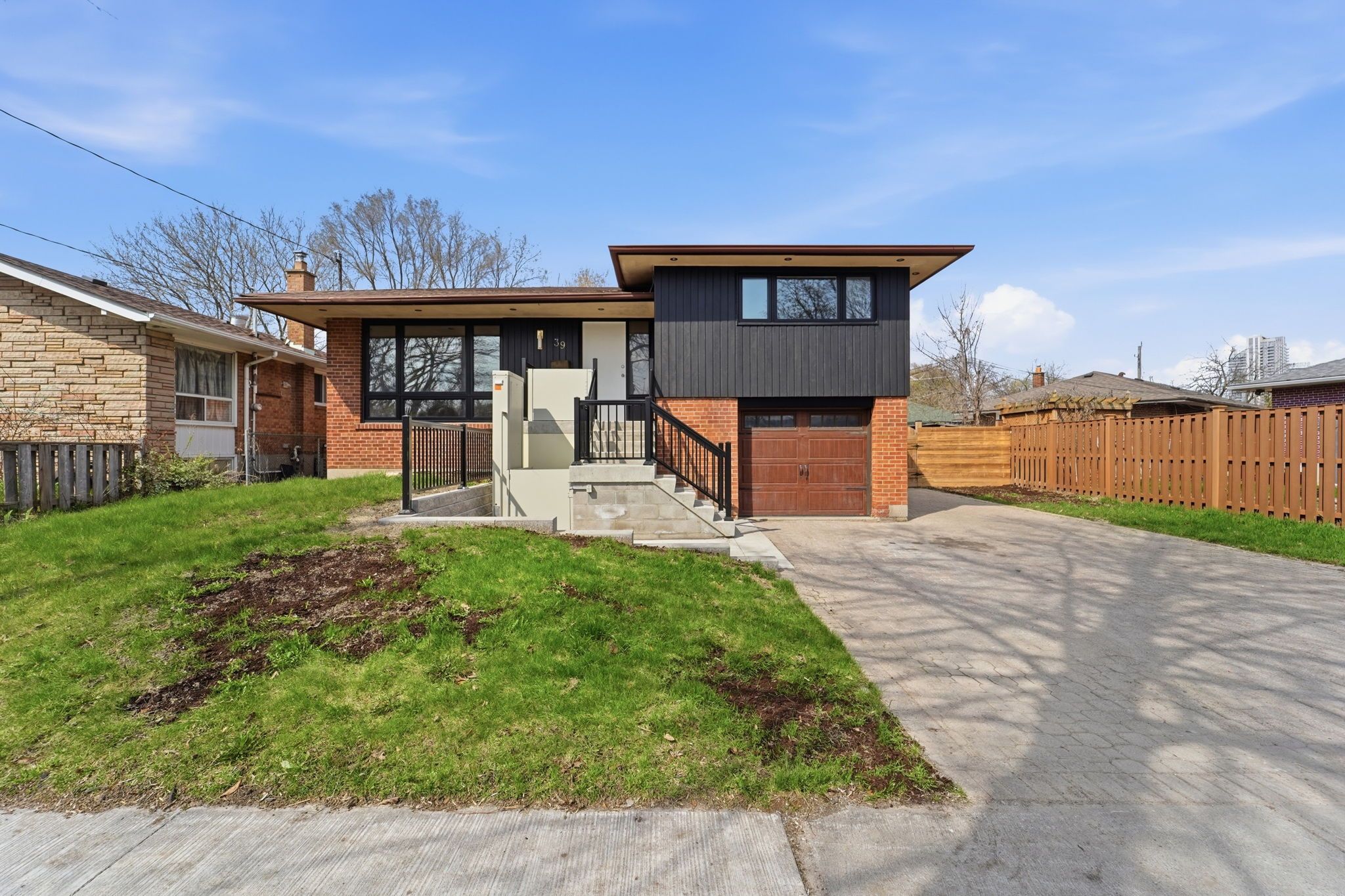 39 Earlton Road, Toronto, On M1t 2r4