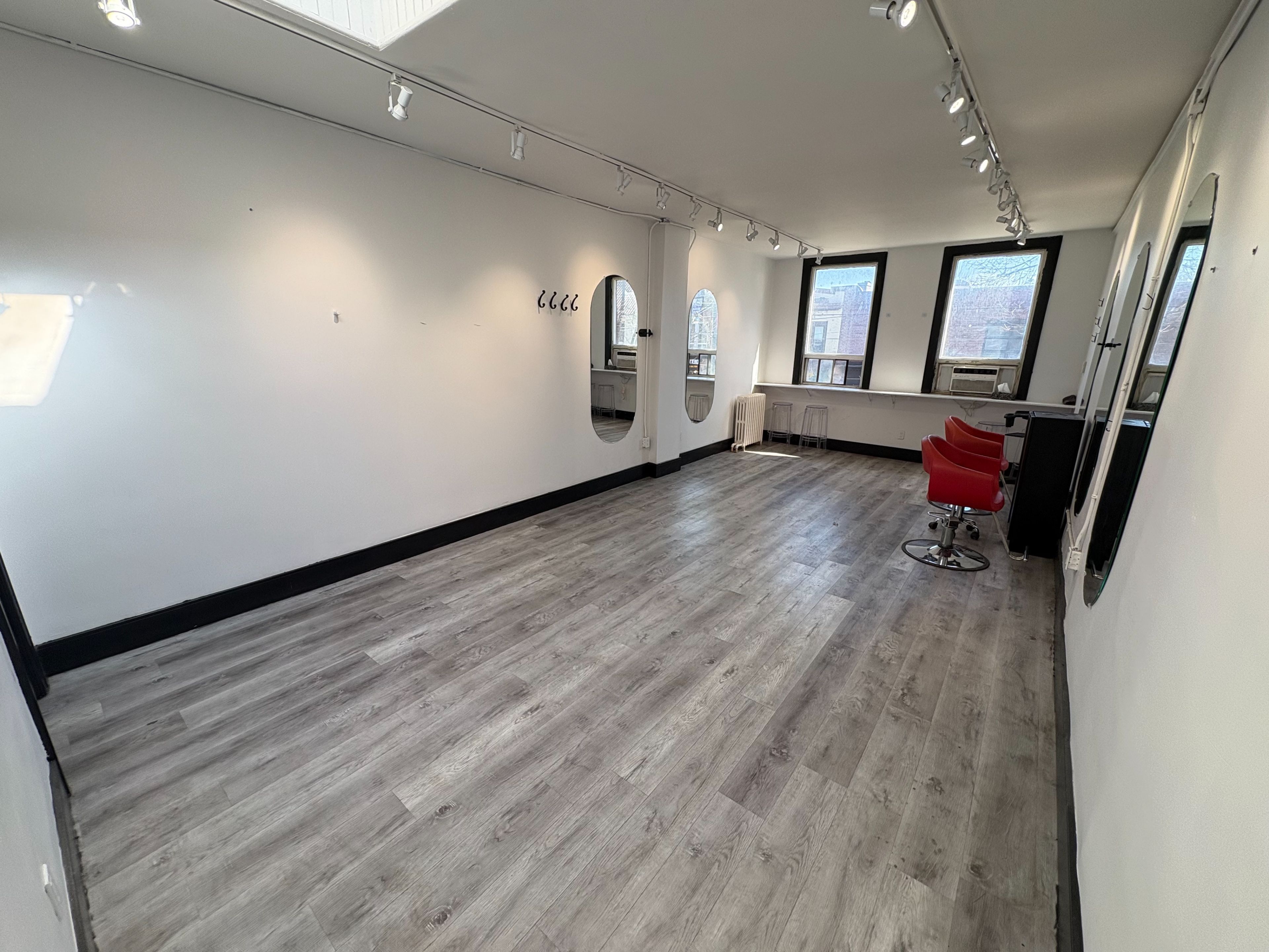 724 1/2 Queen Street E 2nd Floor, Toronto, On M4m 1h2