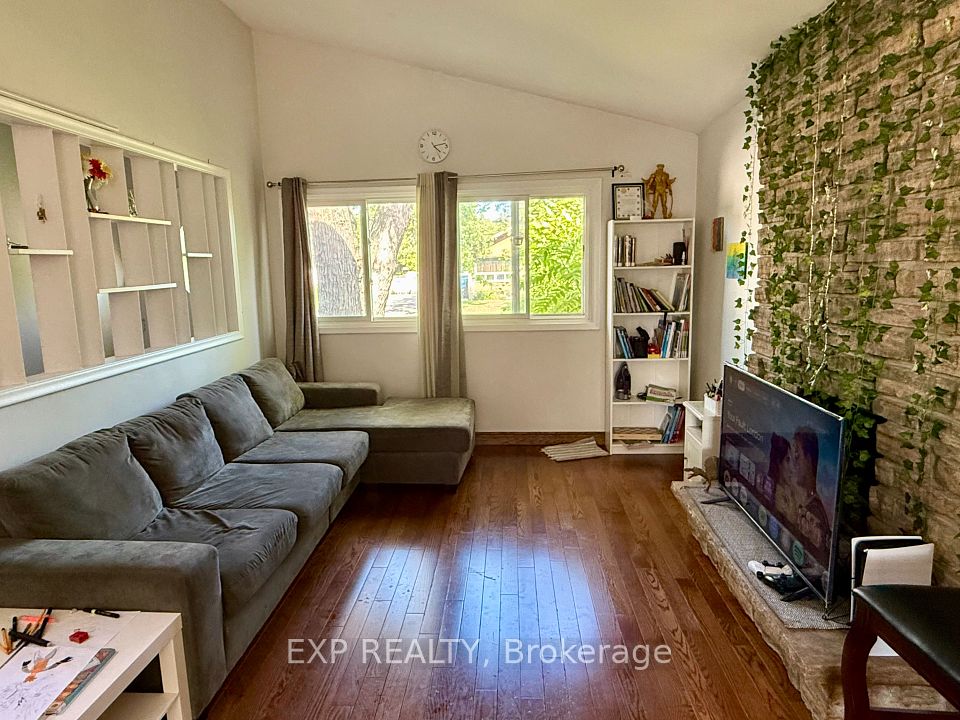 6 Mid Pines Road Upper, Toronto, On M1g 2l6