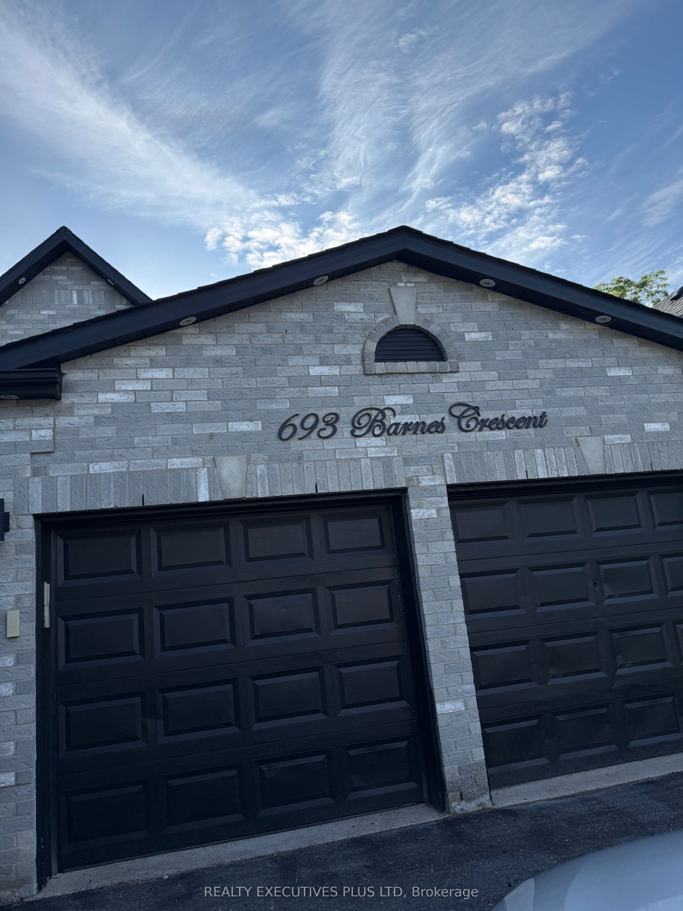 693 Barnes Crescent, Oshawa, On L1j 8k2