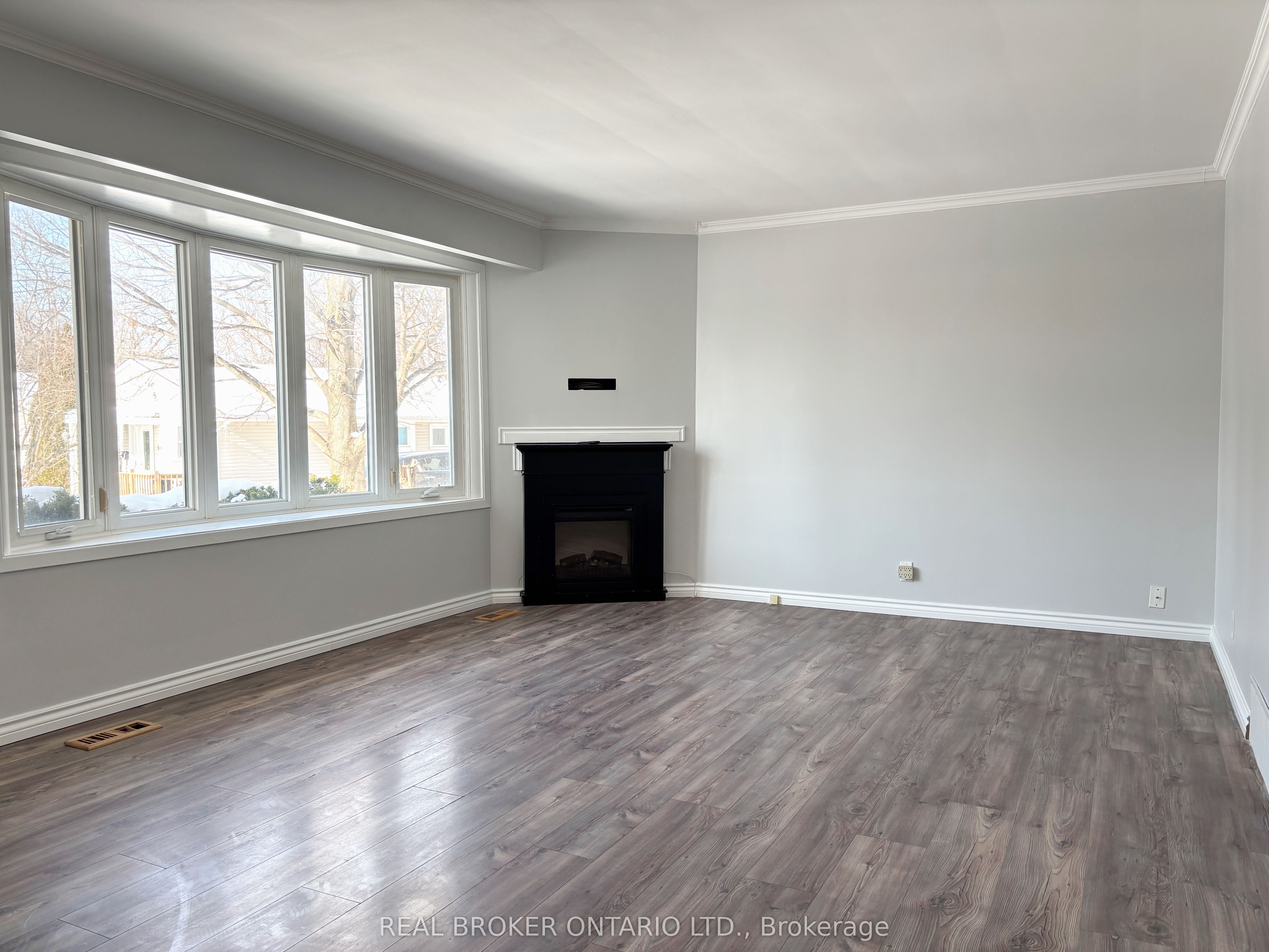 327 Dover Street Main Fl, Oshawa, On L1g 6g7