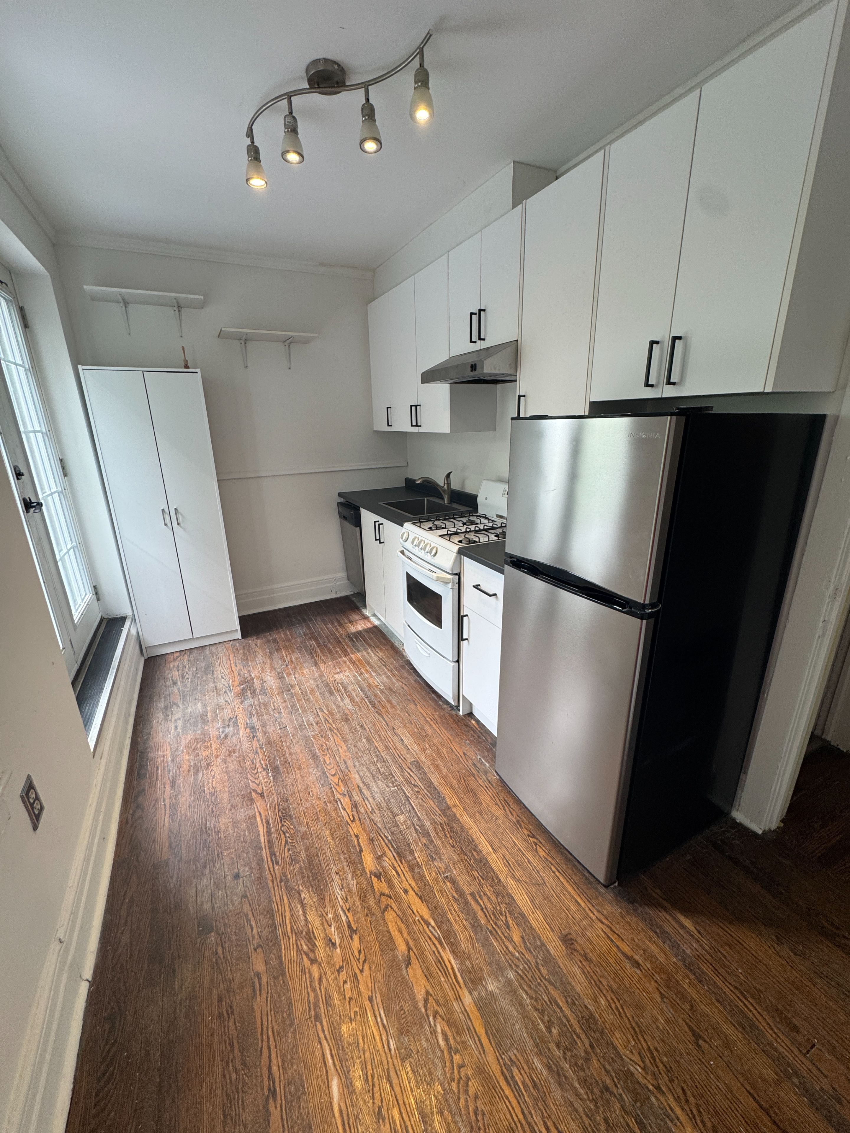 920 Woodbine Avenue, Toronto, On M4c 4b7