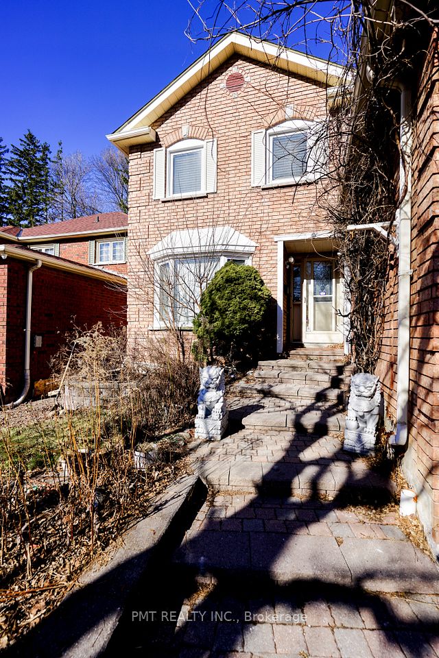 26 Dartmoor Drive Main, Toronto, On M1e 5b2