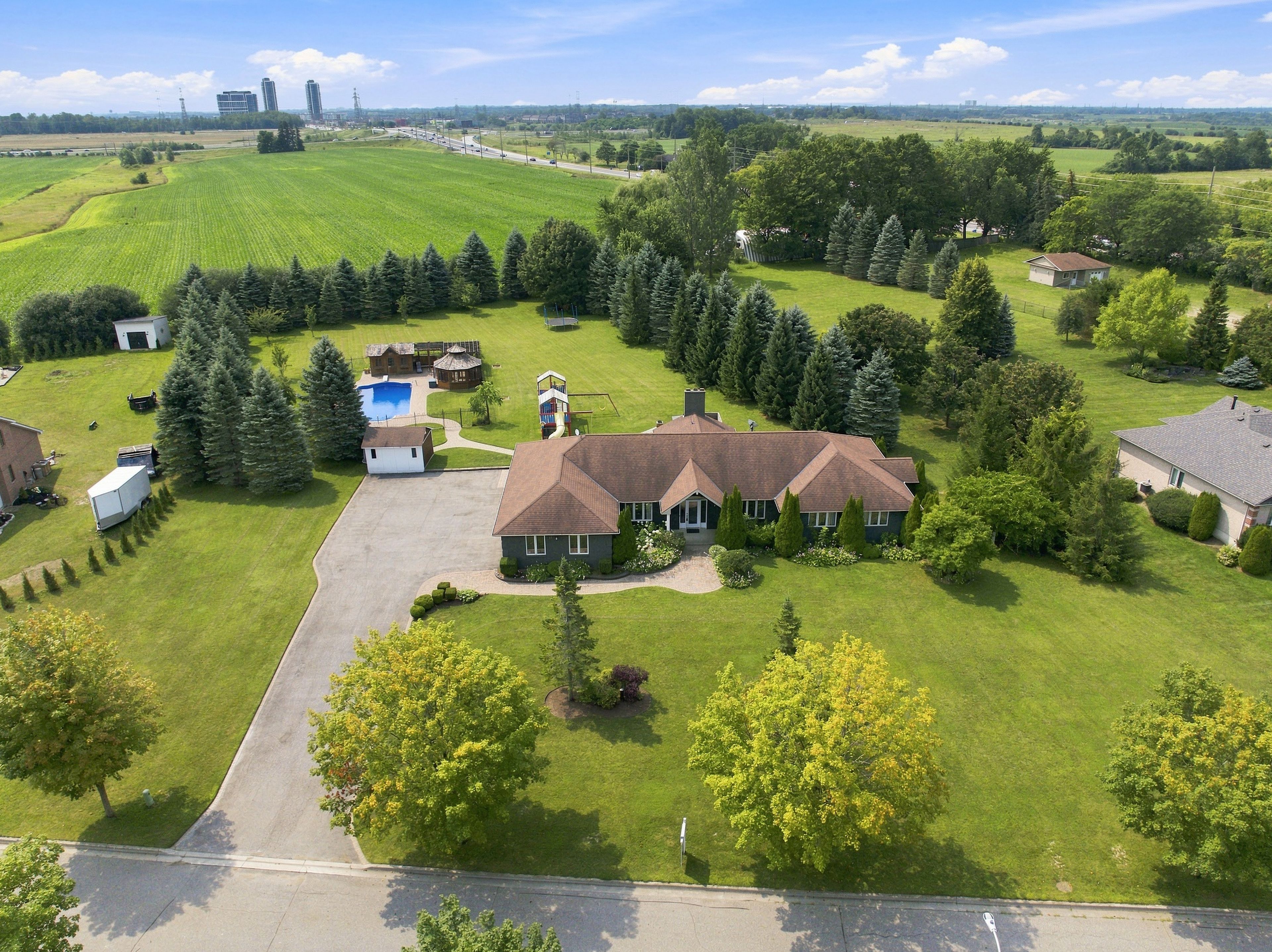 11 Steepleview Court, Oshawa, On L1h 0s6
