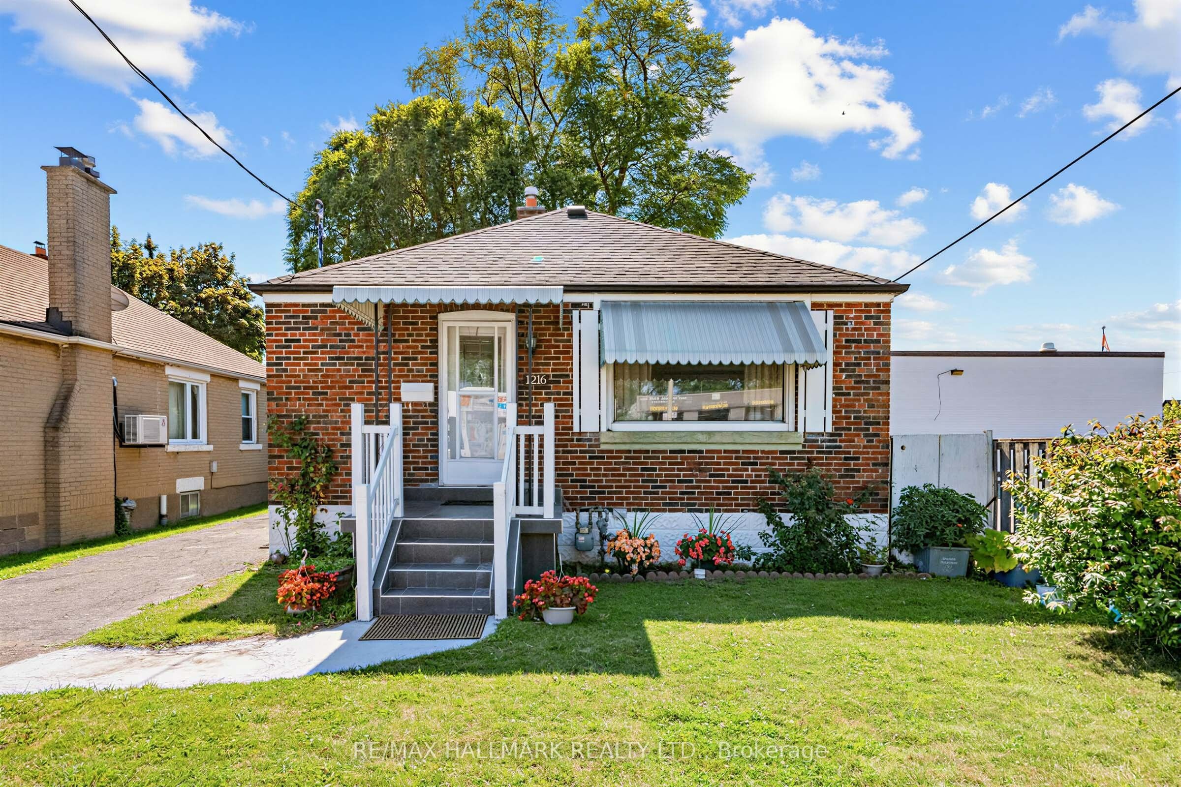 1216 Victoria Park Avenue, Toronto, On M4b 2k7