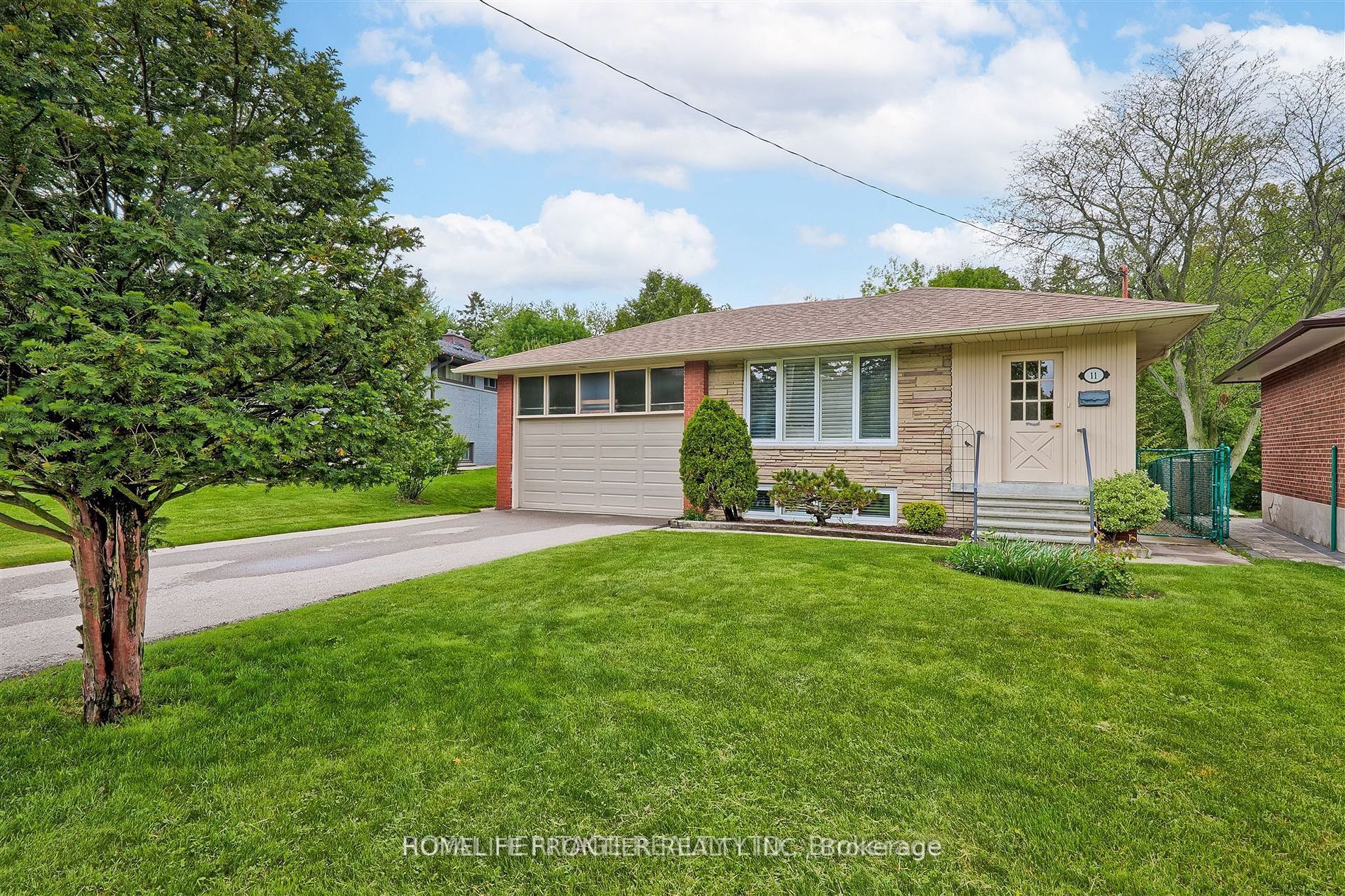 11 Alpaca Drive Lower A, Toronto, On M1j 2z8