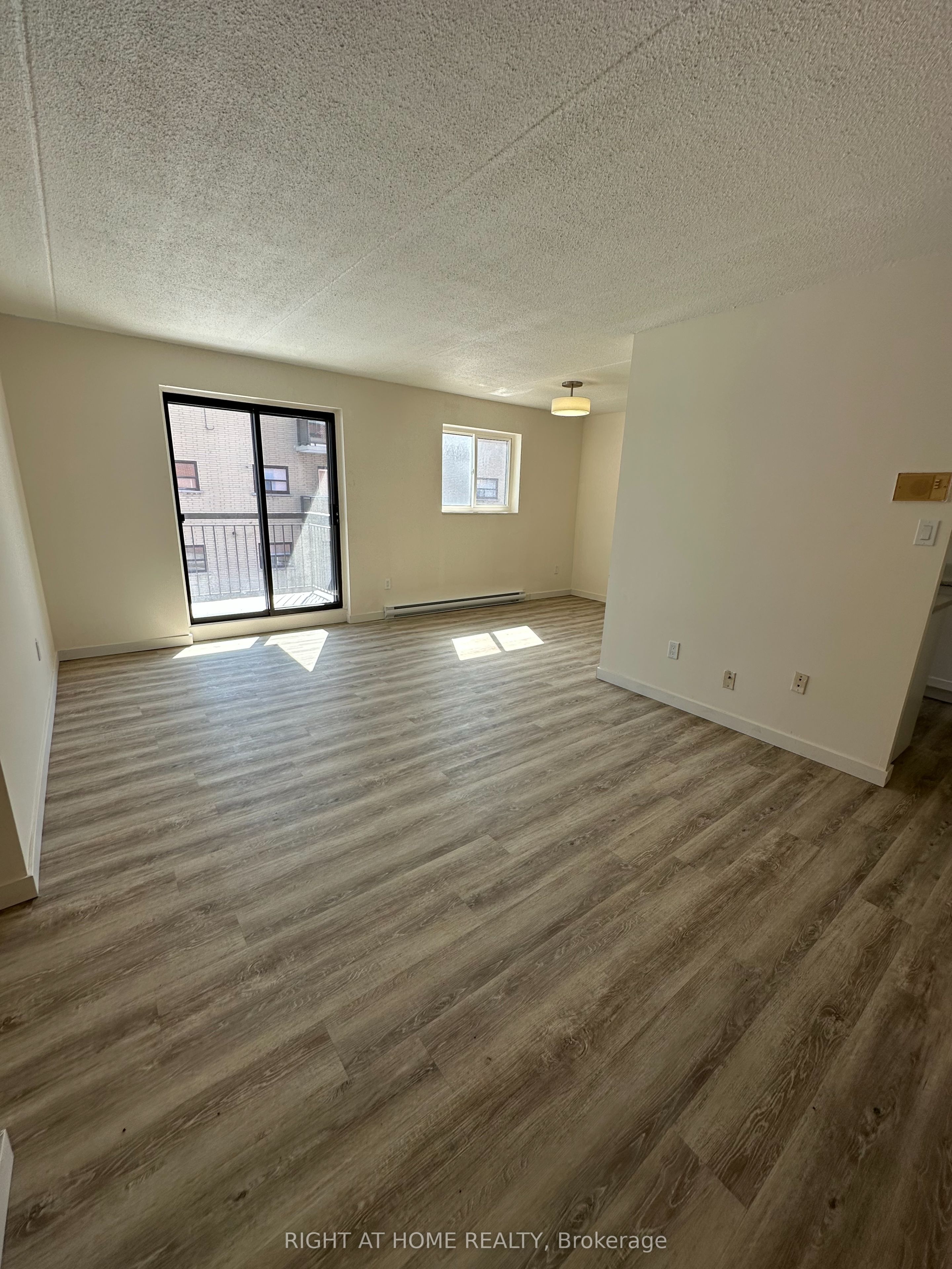 555 Oxford Street 201, Oshawa, On L1j 3v5
