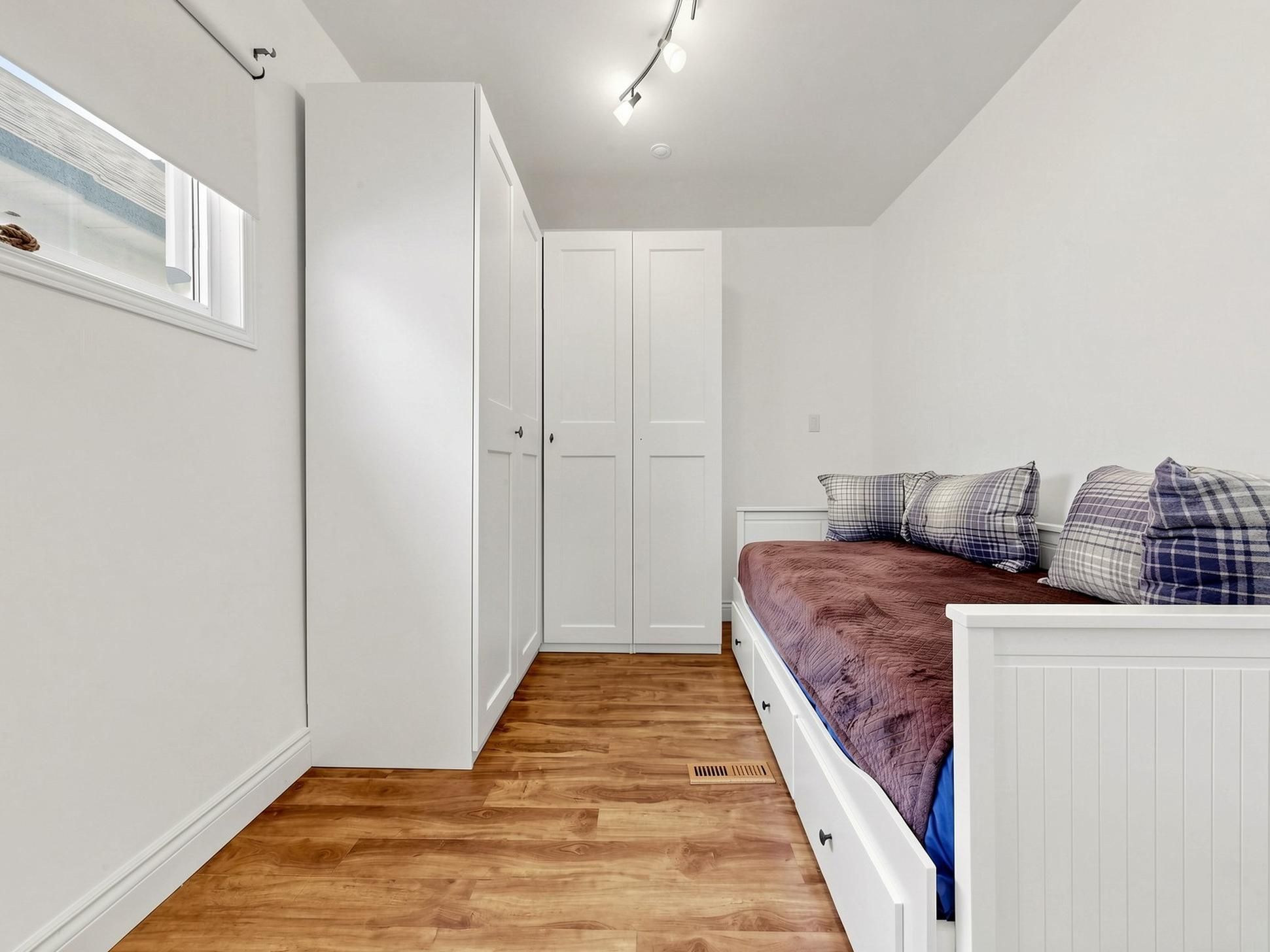182 Holborne Avenue, Toronto, On M4c 2r8