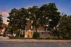 1 Quarry Court, Toronto, On M4j 5a6