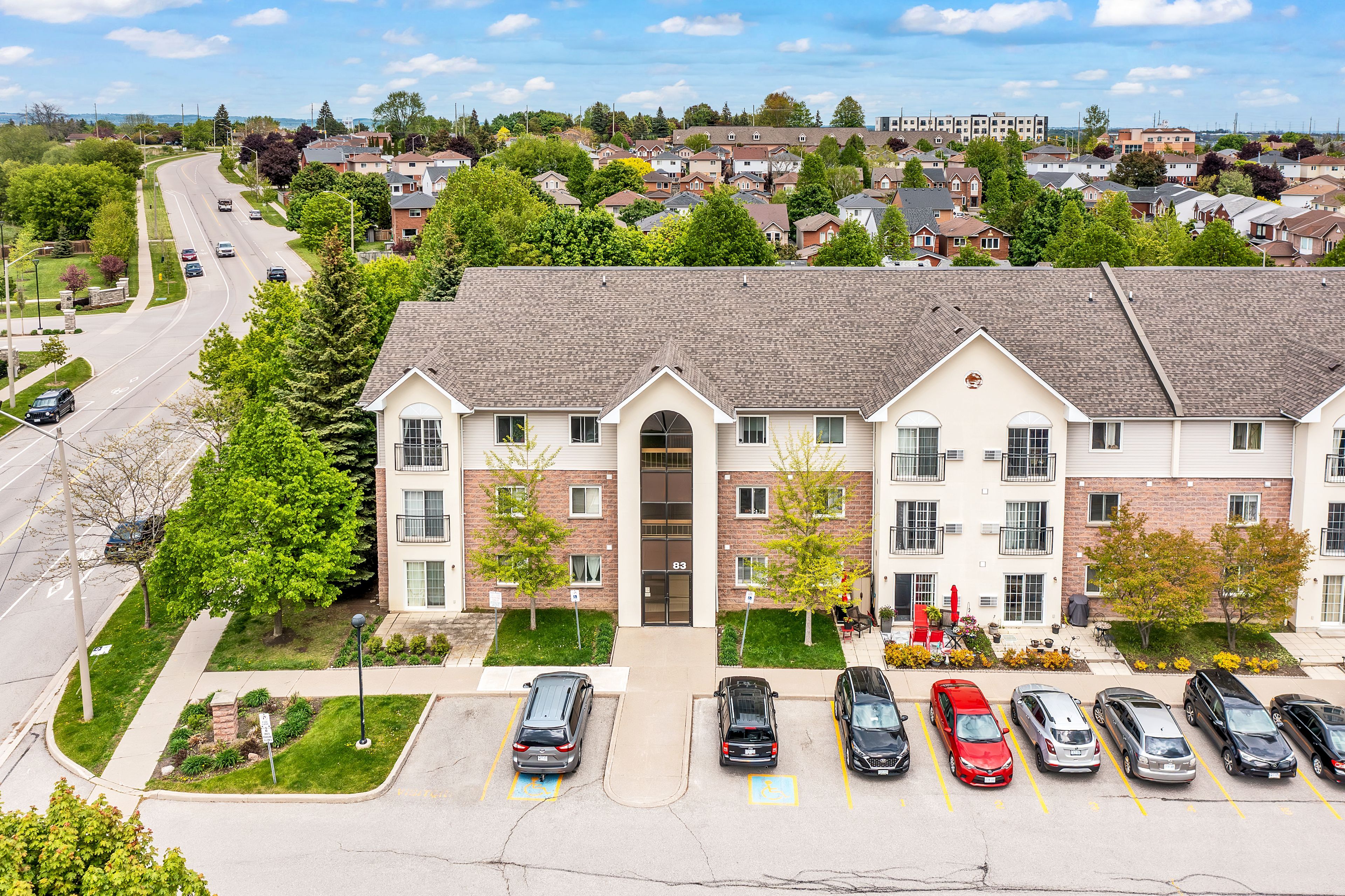 83 Aspen Springs Drive 208, Clarington, On L1c 5j7