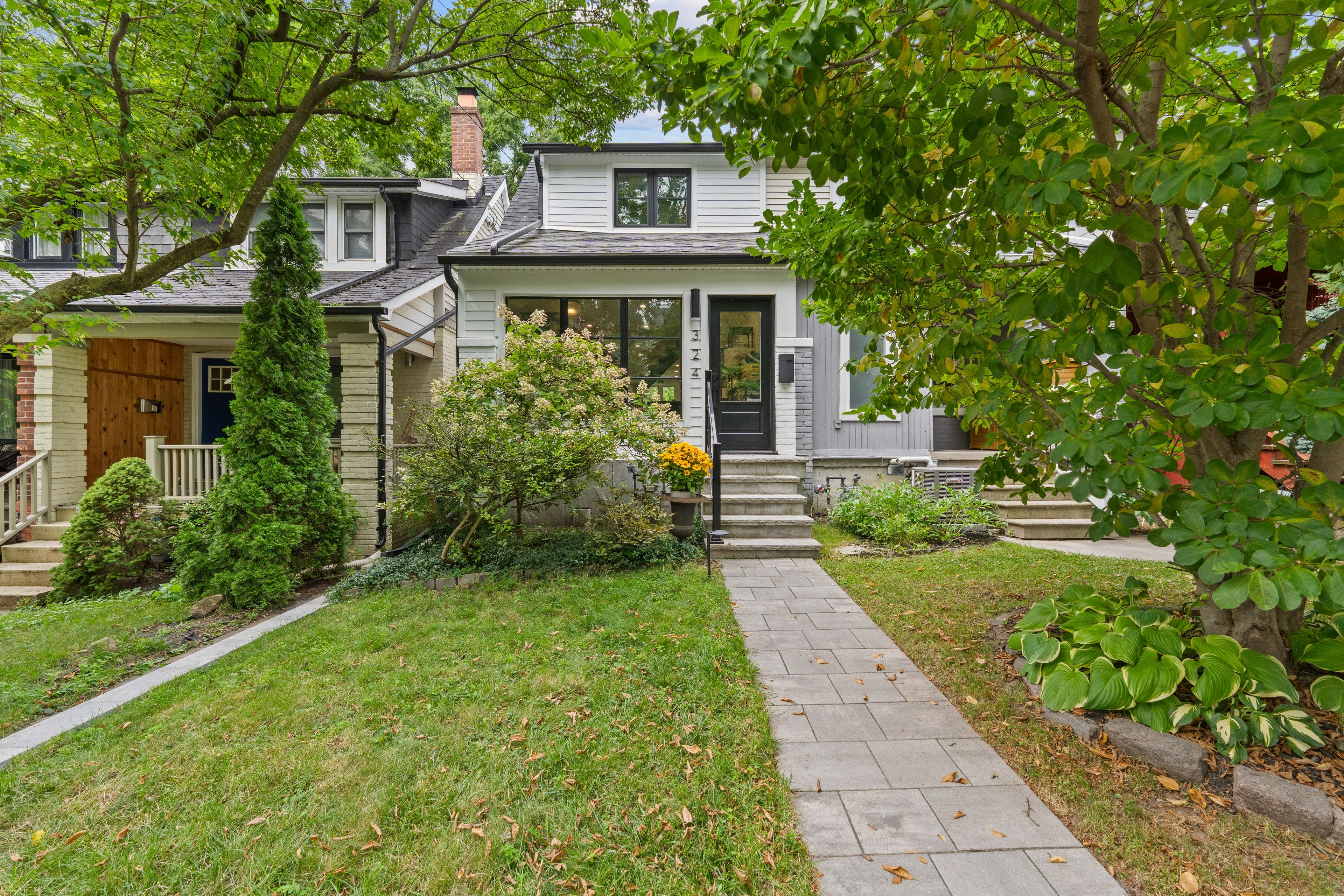 324 Kenilworth Avenue, Toronto, On M4l 3s8