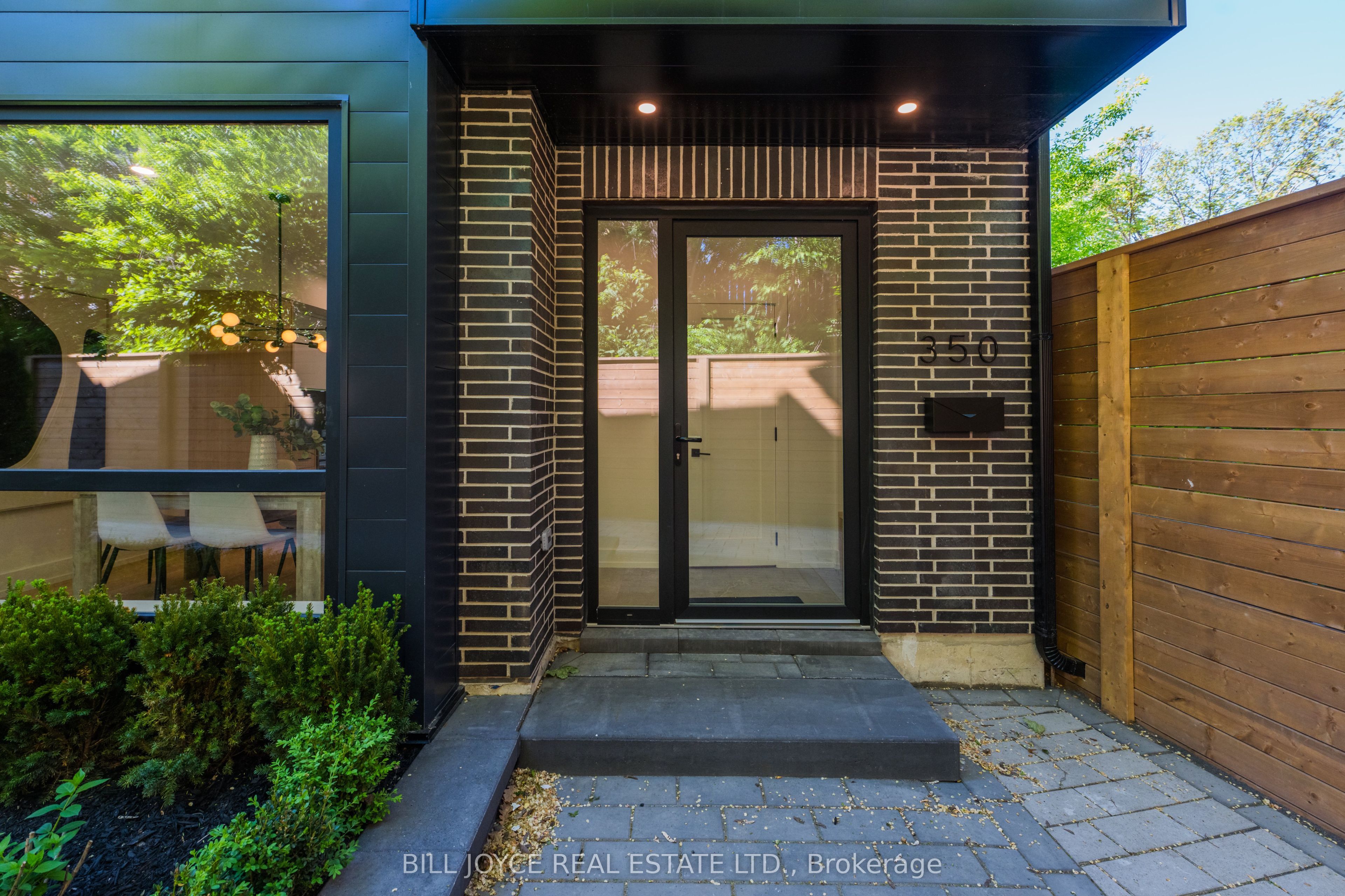 350 Lee Avenue, Toronto, On M4e 2p8