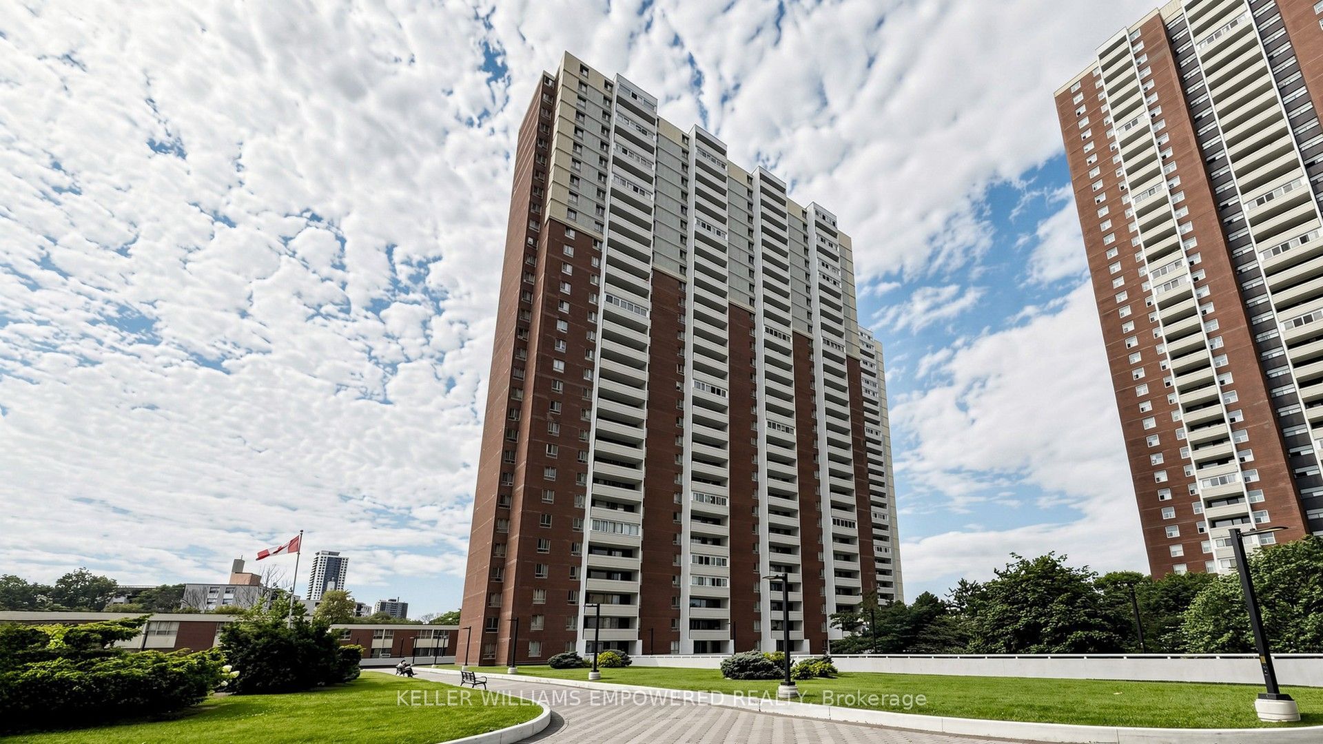 1 Massey Square 2312, Toronto, On M4c 5l4