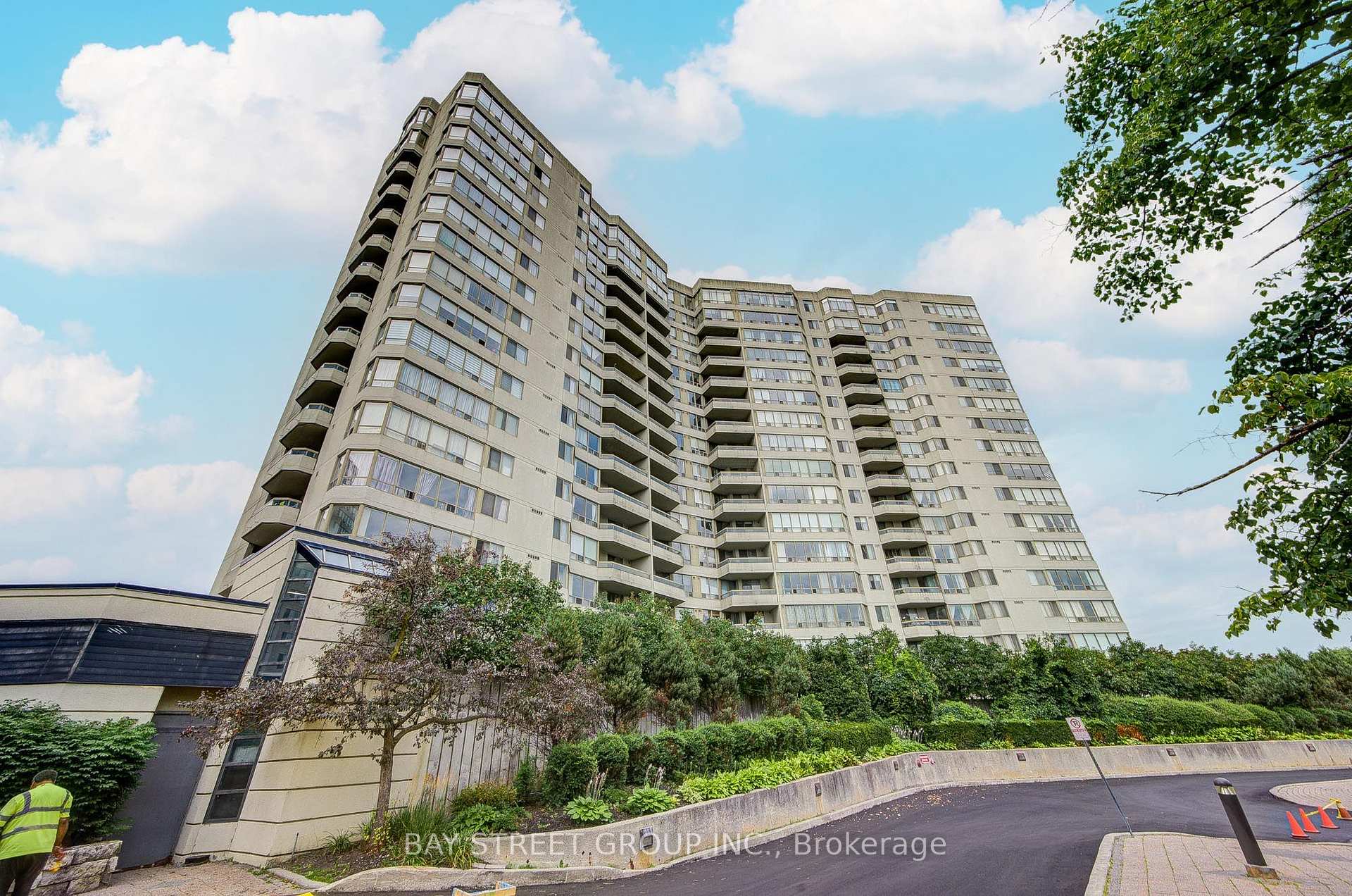 160 Alton Towers Circle 1607, Toronto, On M1v 4x8