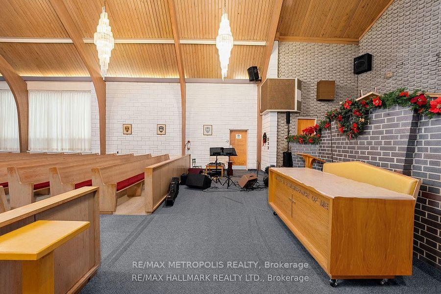 233 Westview Boulevard 1, Toronto, On M4b 3j7