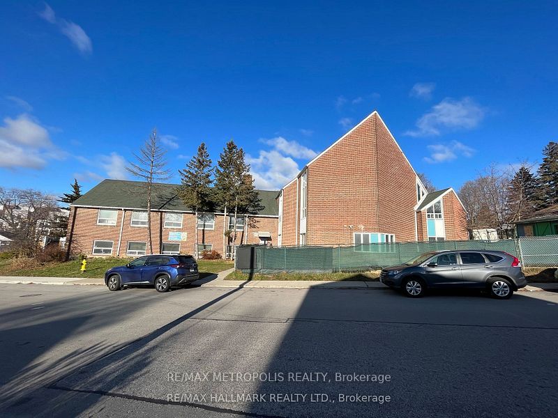 233 Westview Boulevard 2, Toronto, On M4b 3j7