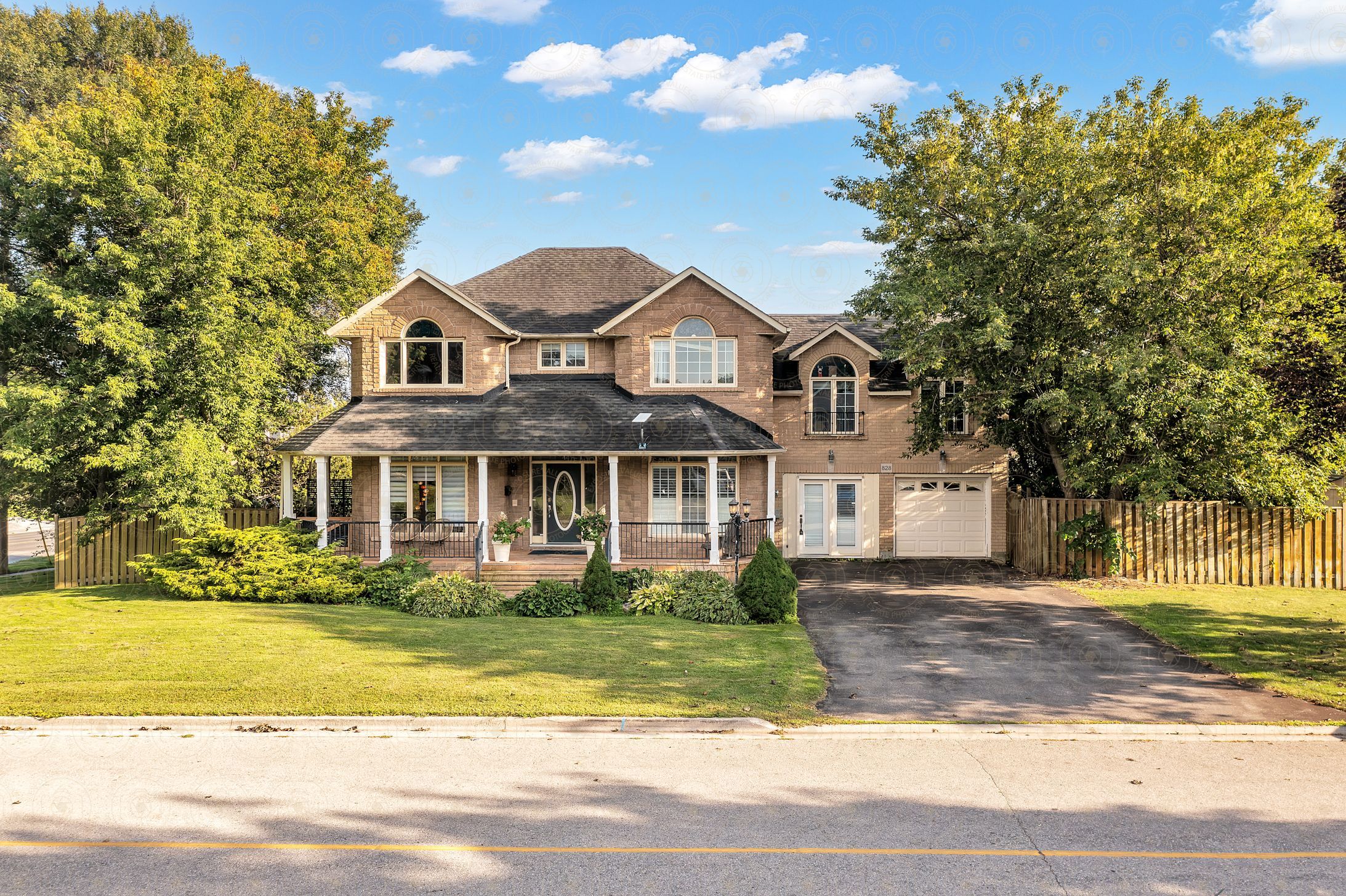 828 Wildflower Court, Oshawa, On L1g 7z4