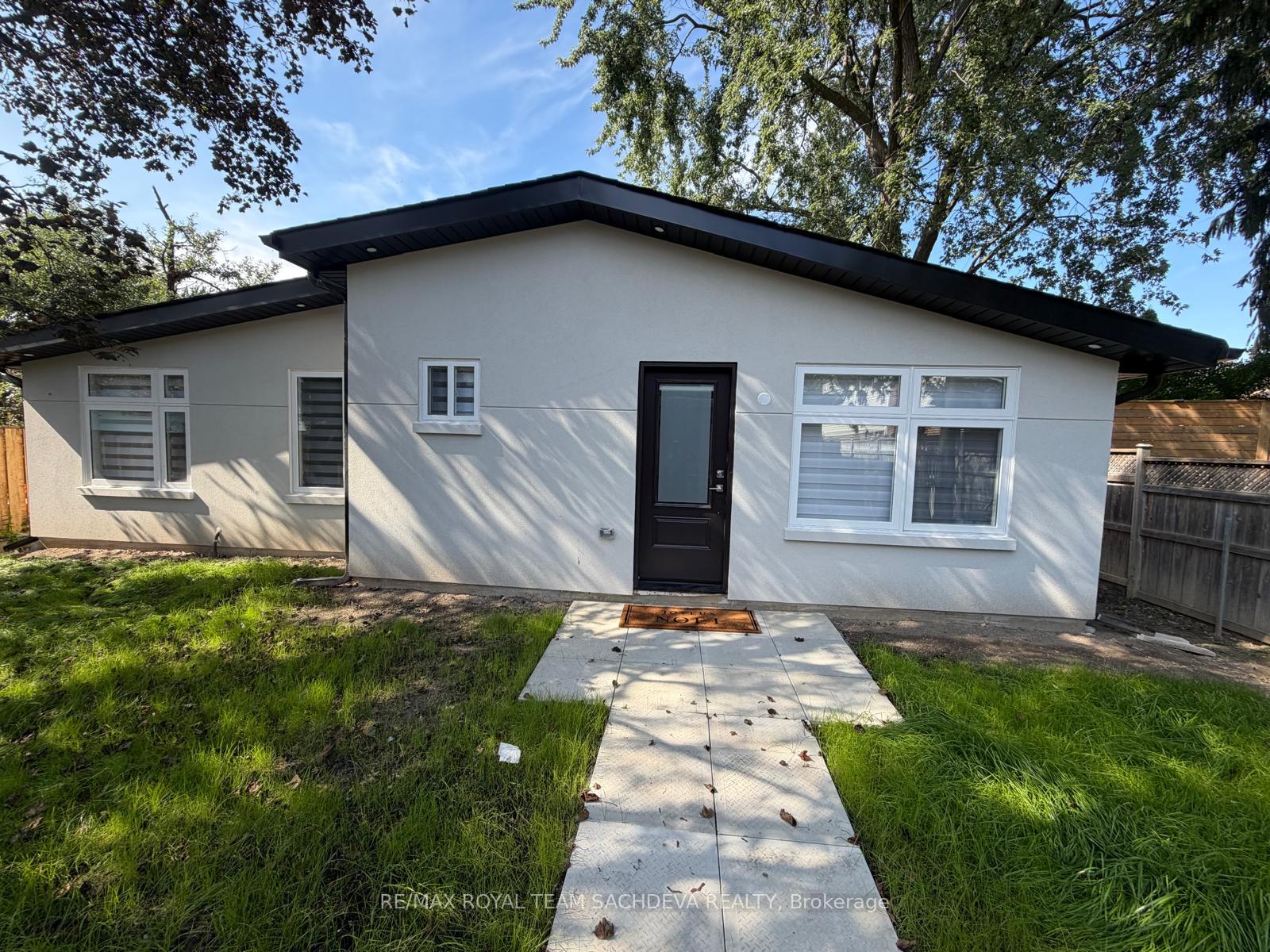 14 Fluellen Drive Garden Suite, Toronto, On M1w 2b3