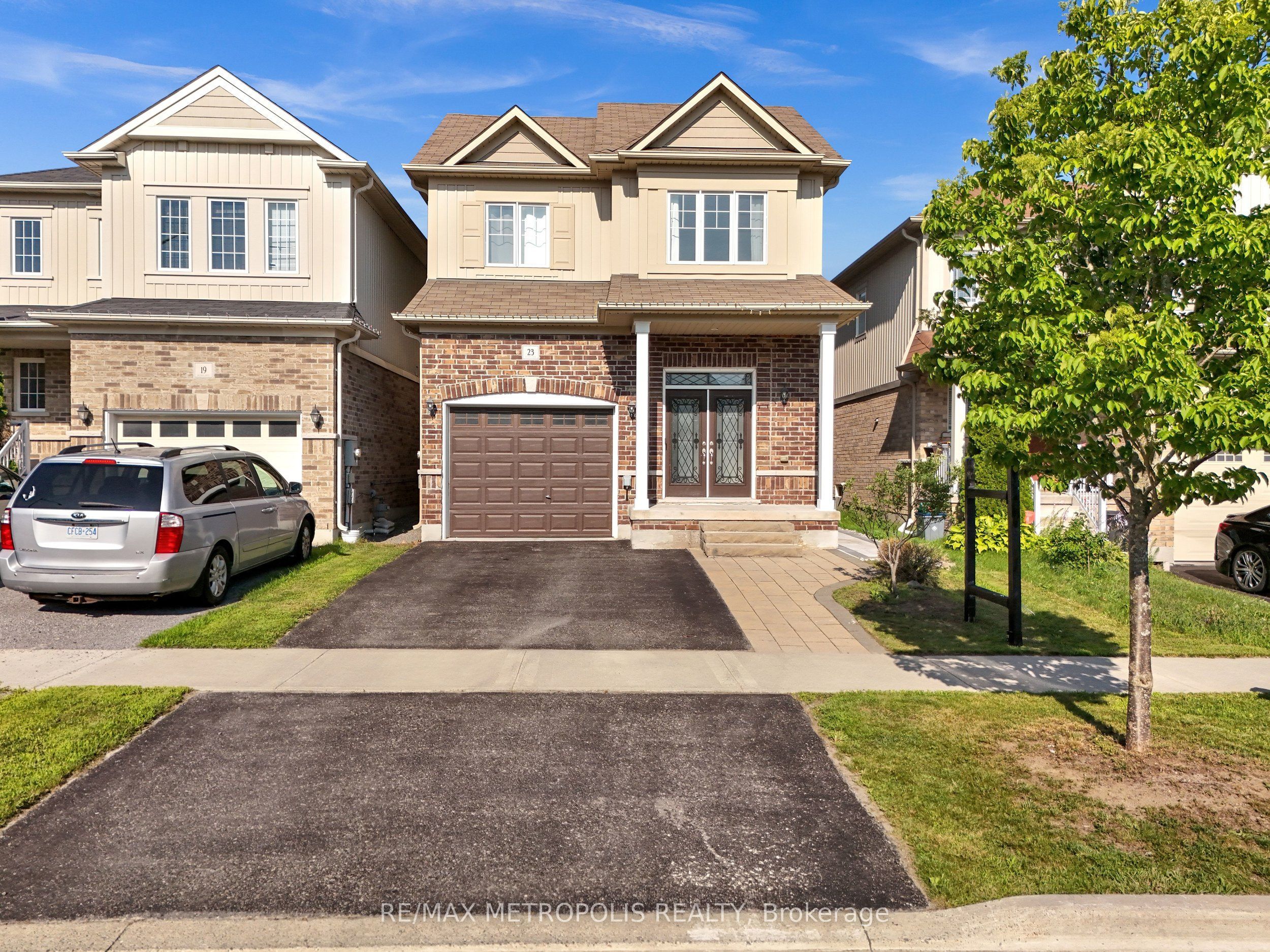 23 Gordon Cowling Street, Clarington, On L1e 0g7