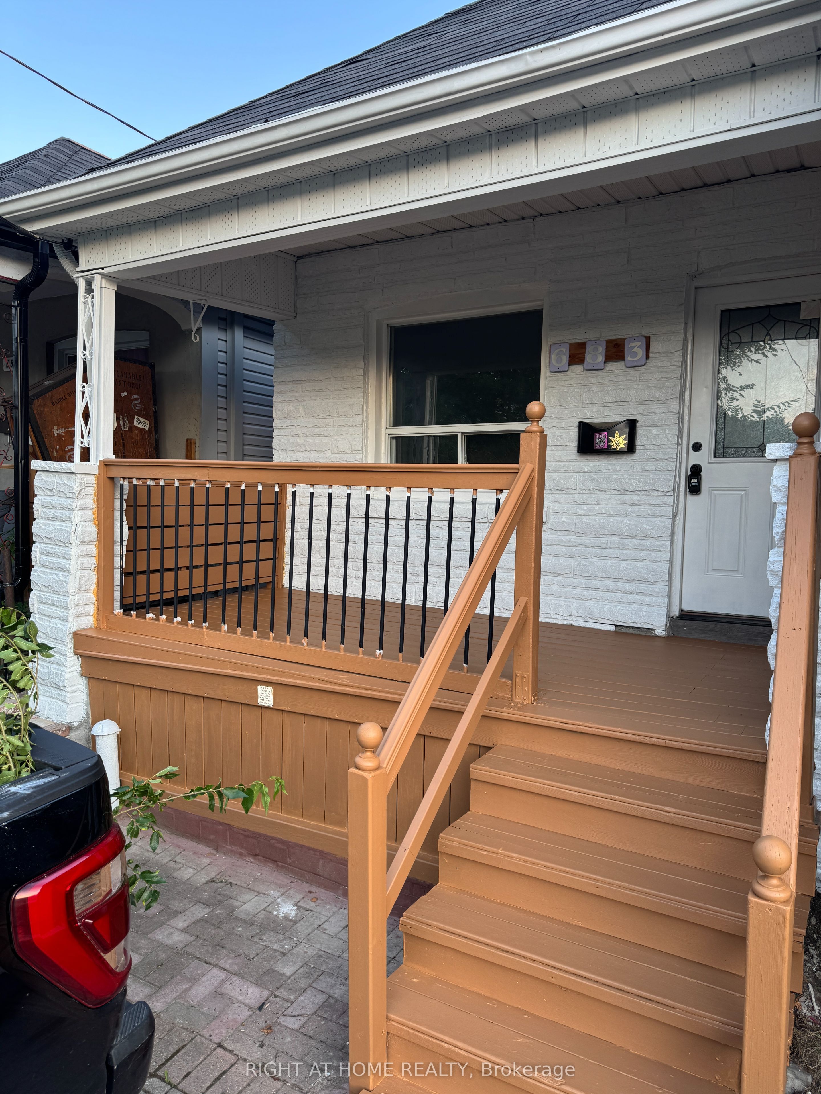 683 Mortimer Avenue, Toronto, On M4c 2k1