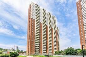 1 Massey Square 1803, Toronto, On M4c 5l4