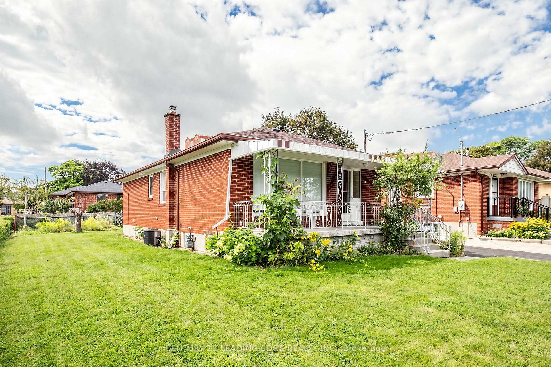 15 Maretta Avenue Upper, Toronto, On M1k 3x8